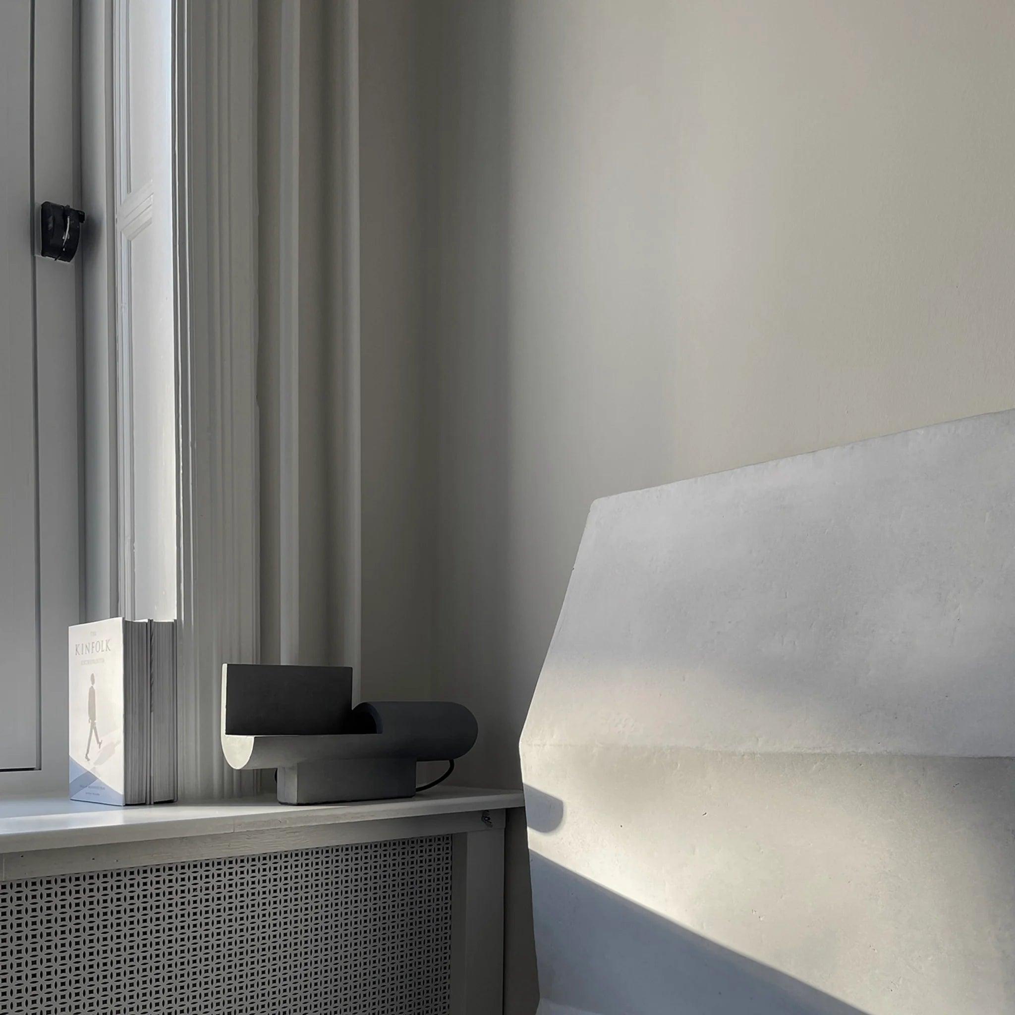 Lampa stołowa BRUTALIST szary 101 Copenhagen Eye on Design