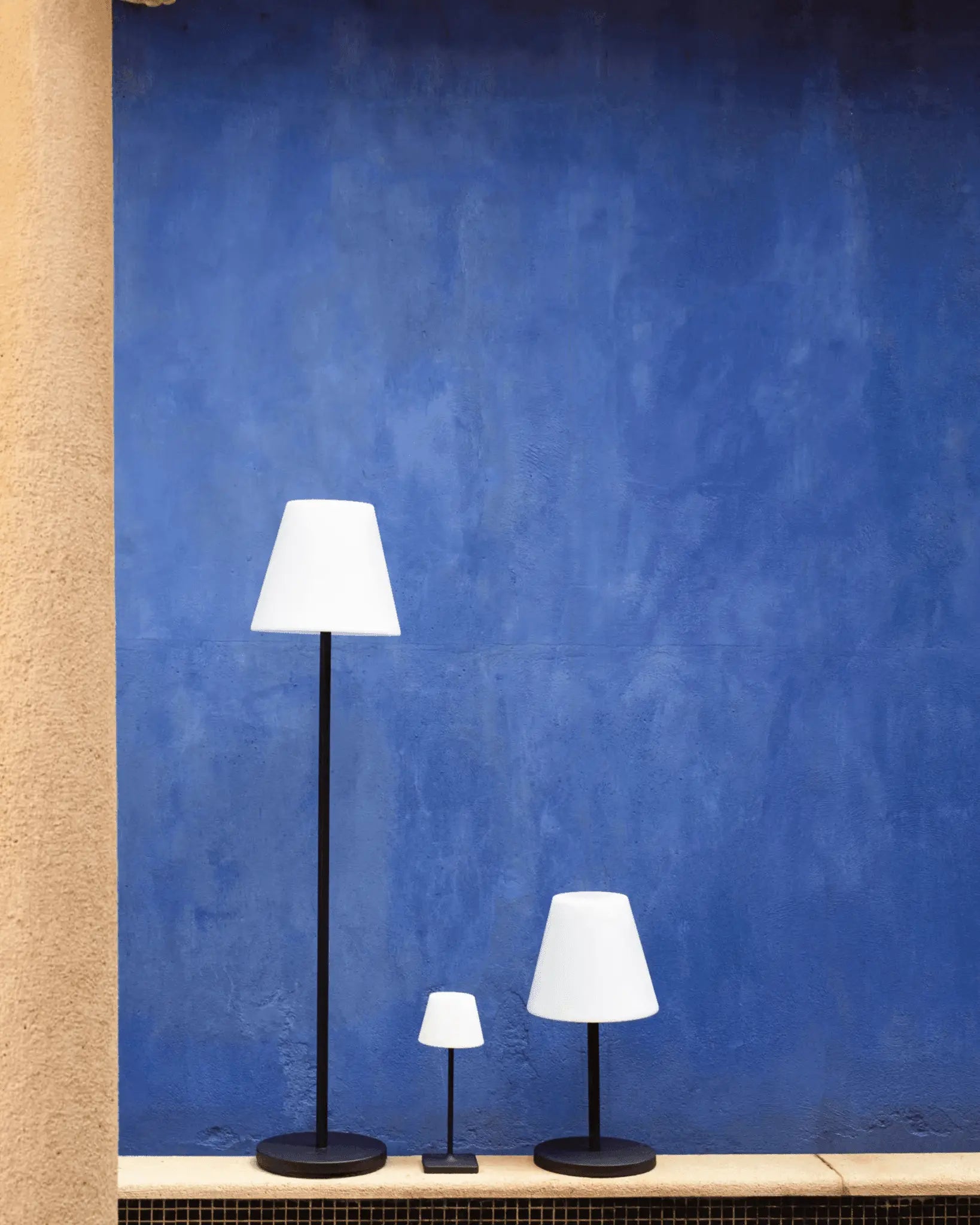 Lampa stołowa ogrodowa ALUNEY czarny, marka Kave Home