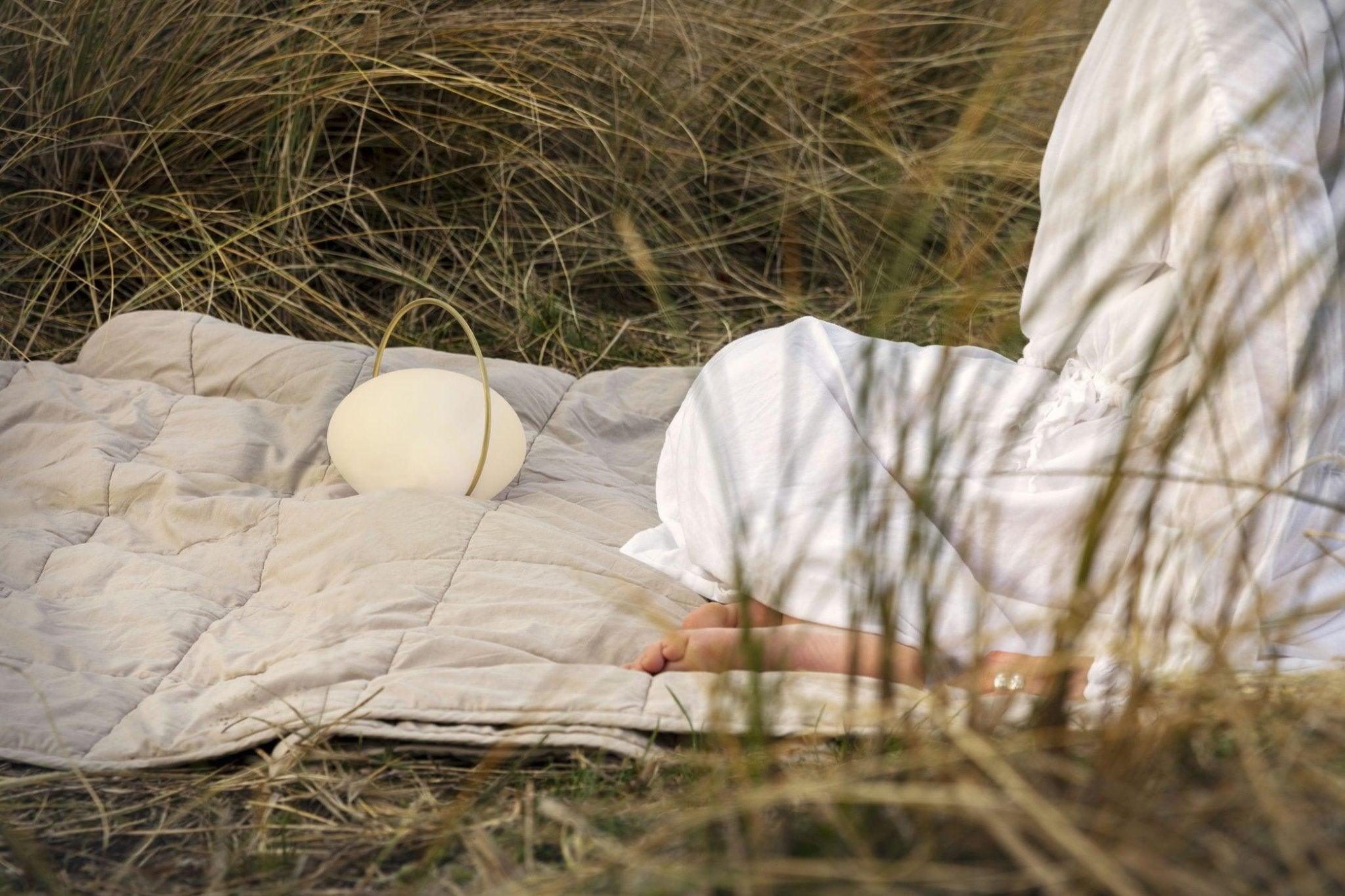 Lampa stołowa przenośna ORBIT mleczny ze złotym UMAGE Eye on Design