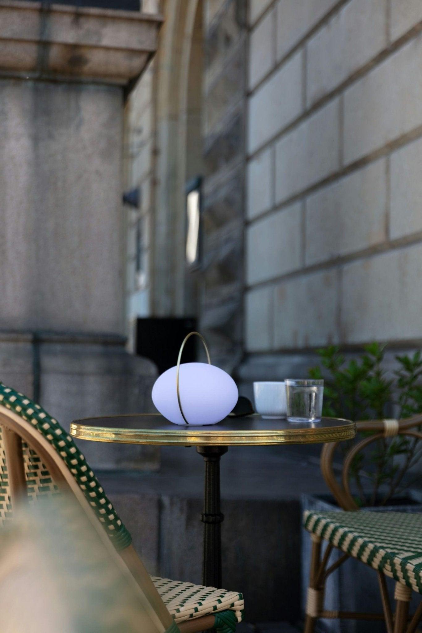 Lampa stołowa przenośna ORBIT mleczny ze złotym UMAGE Eye on Design