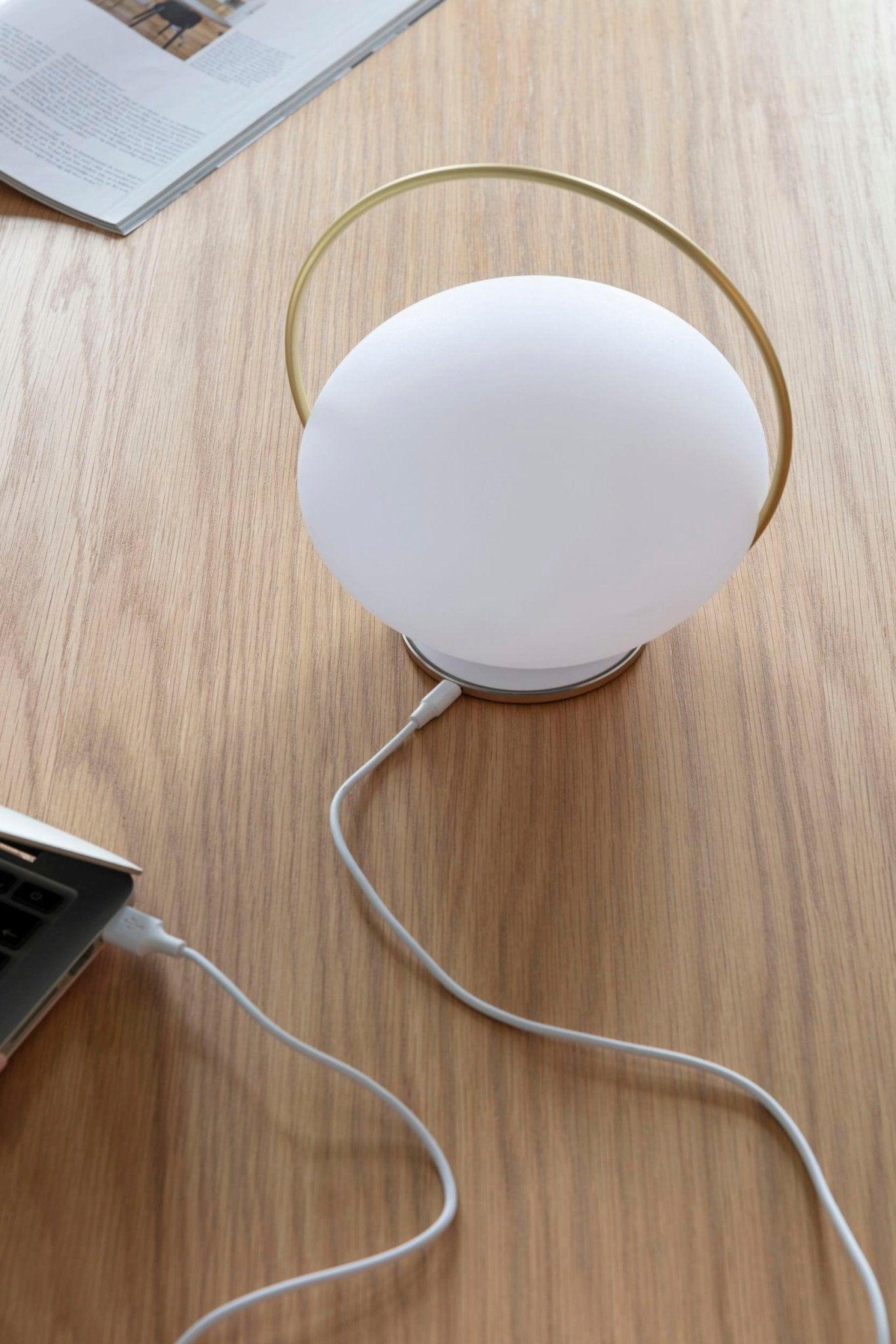 Lampa stołowa przenośna ORBIT mleczny ze złotym UMAGE Eye on Design