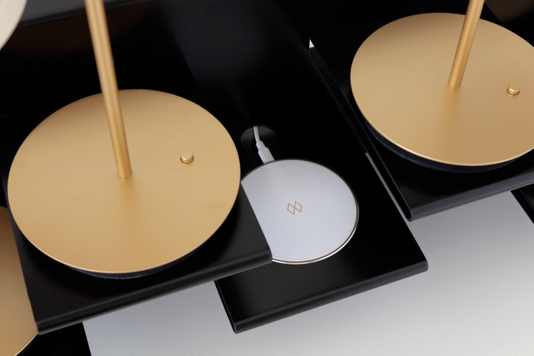 Lampa stołowa przenośna ORBIT mleczny ze złotym UMAGE Eye on Design