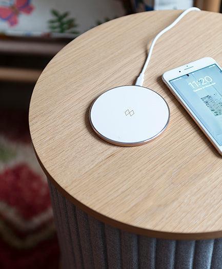 Lampa stołowa przenośna ORBIT mleczny ze złotym UMAGE Eye on Design