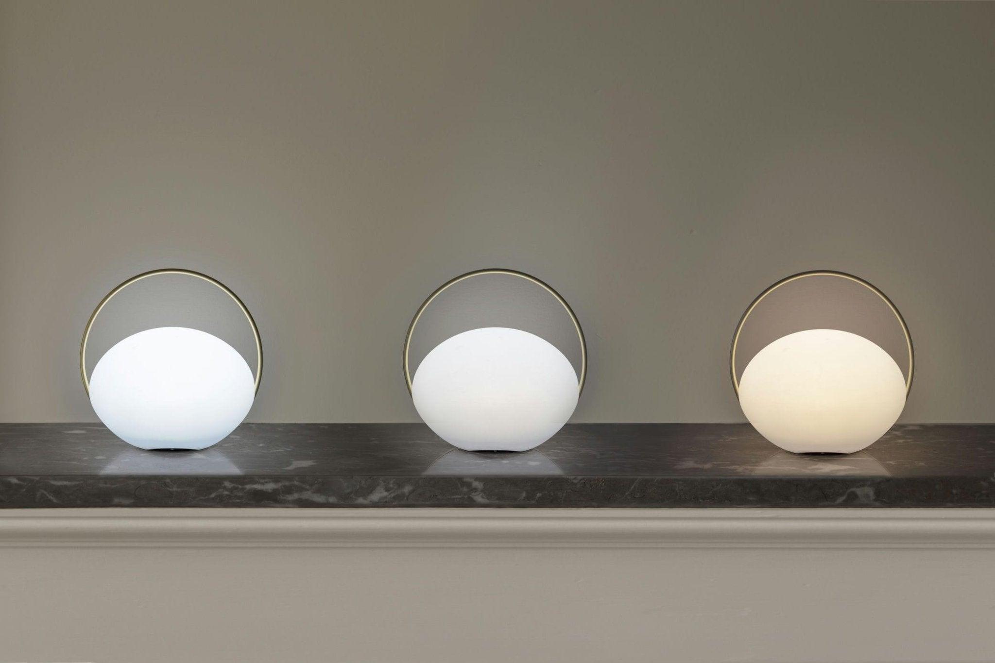 Lampa stołowa przenośna ORBIT mleczny ze złotym UMAGE Eye on Design