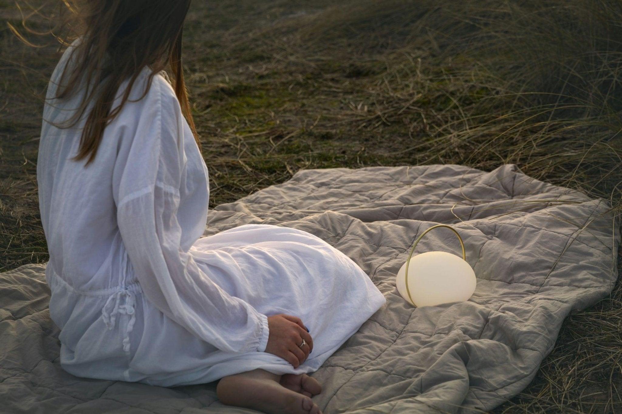 Lampa stołowa przenośna ORBIT mleczny ze złotym UMAGE Eye on Design