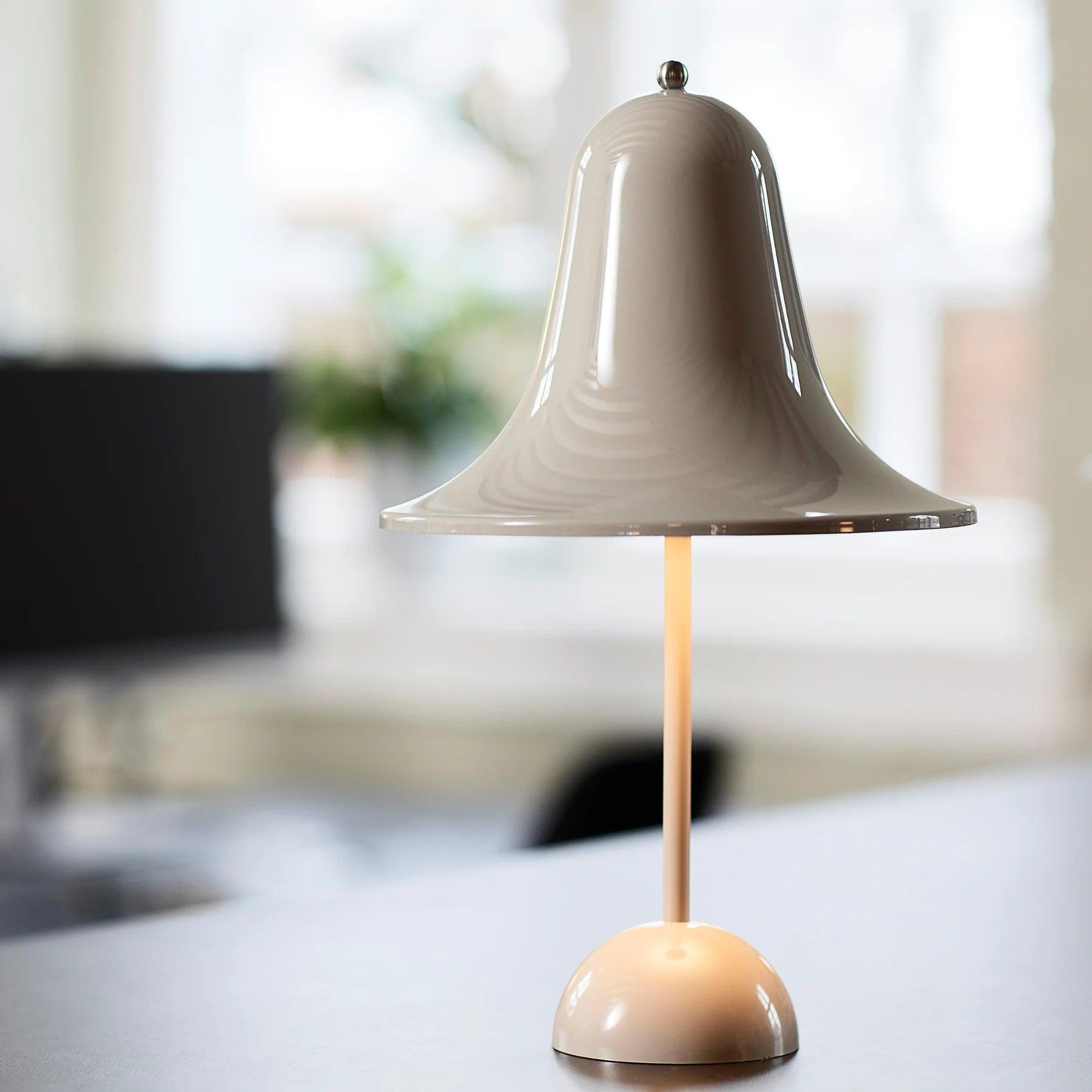 Lampa stołowa przenośna PANTOP piaskowy szary Verpan Eye on Design