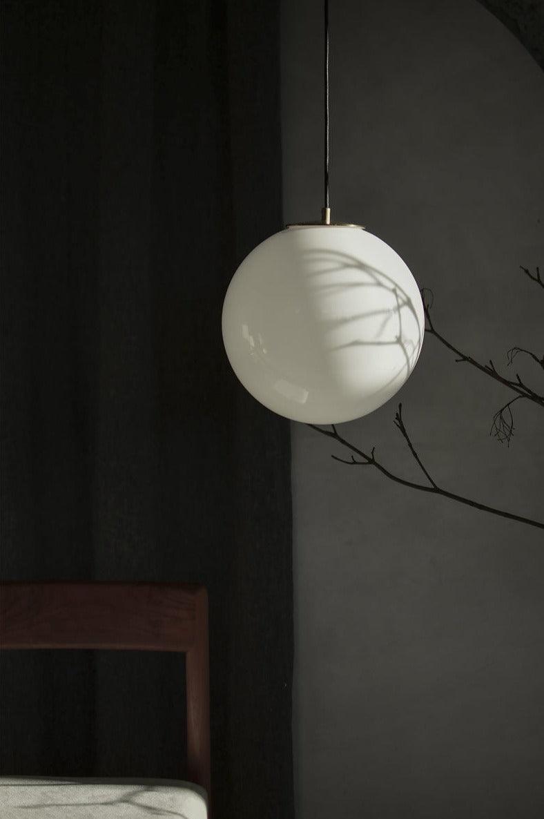 Lampa wisząca BIAŁA KULA nikiel Embassy Interiors Eye on Design