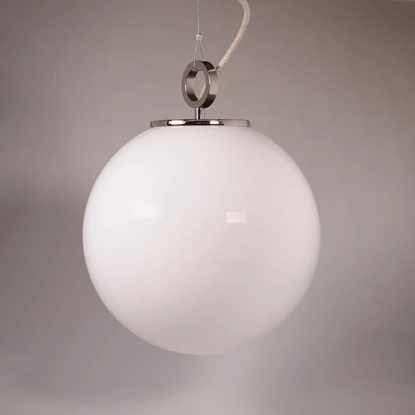 Lampa wisząca BIAŁA KULA nikiel, marka Embassy Interiors