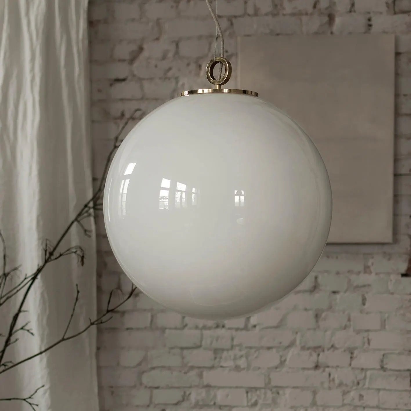 Lampa wisząca duża BIAŁA KULA nikiel – mosiądz i szkło