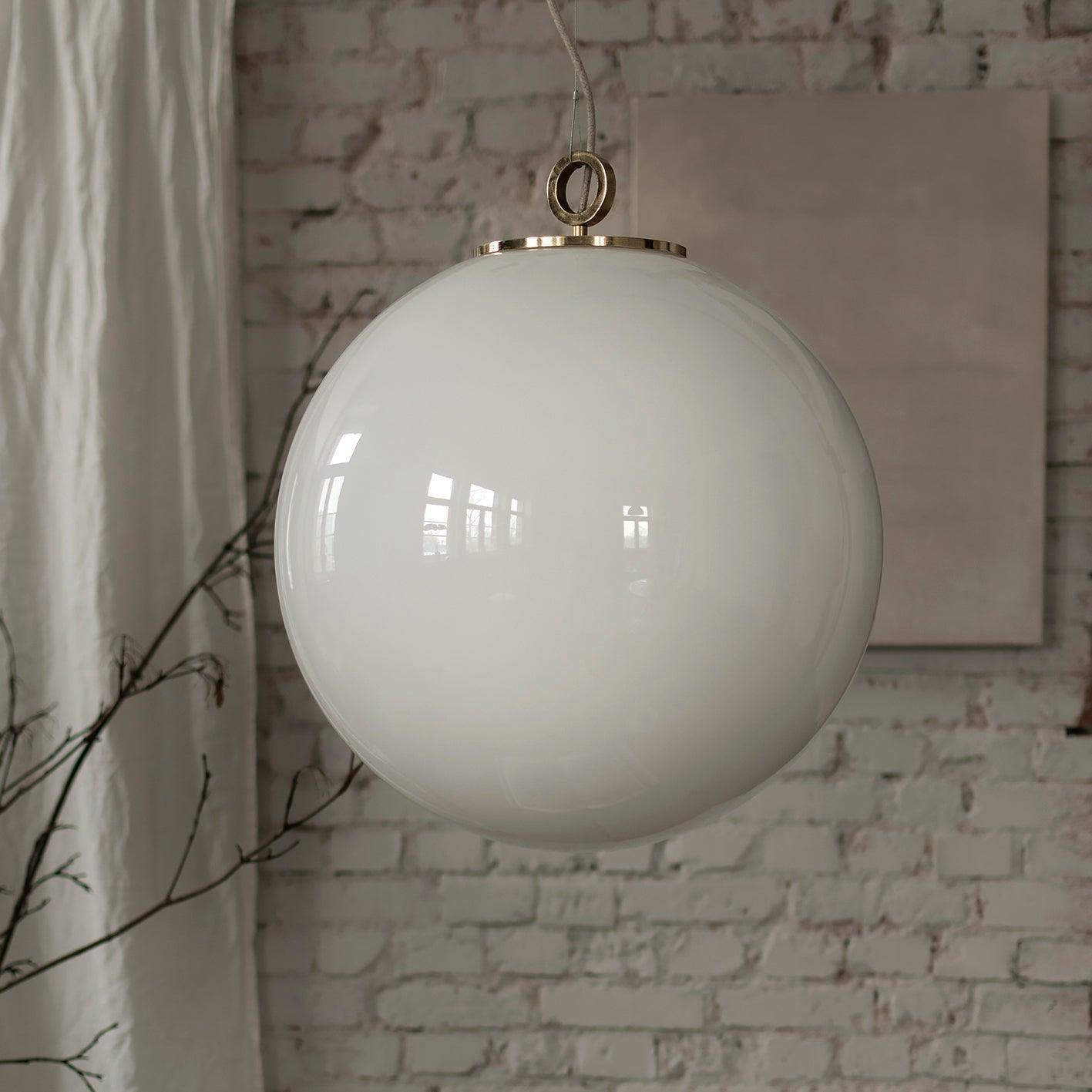 Lampa wisząca duża BIAŁA KULA nikiel Embassy Interiors Eye on Design