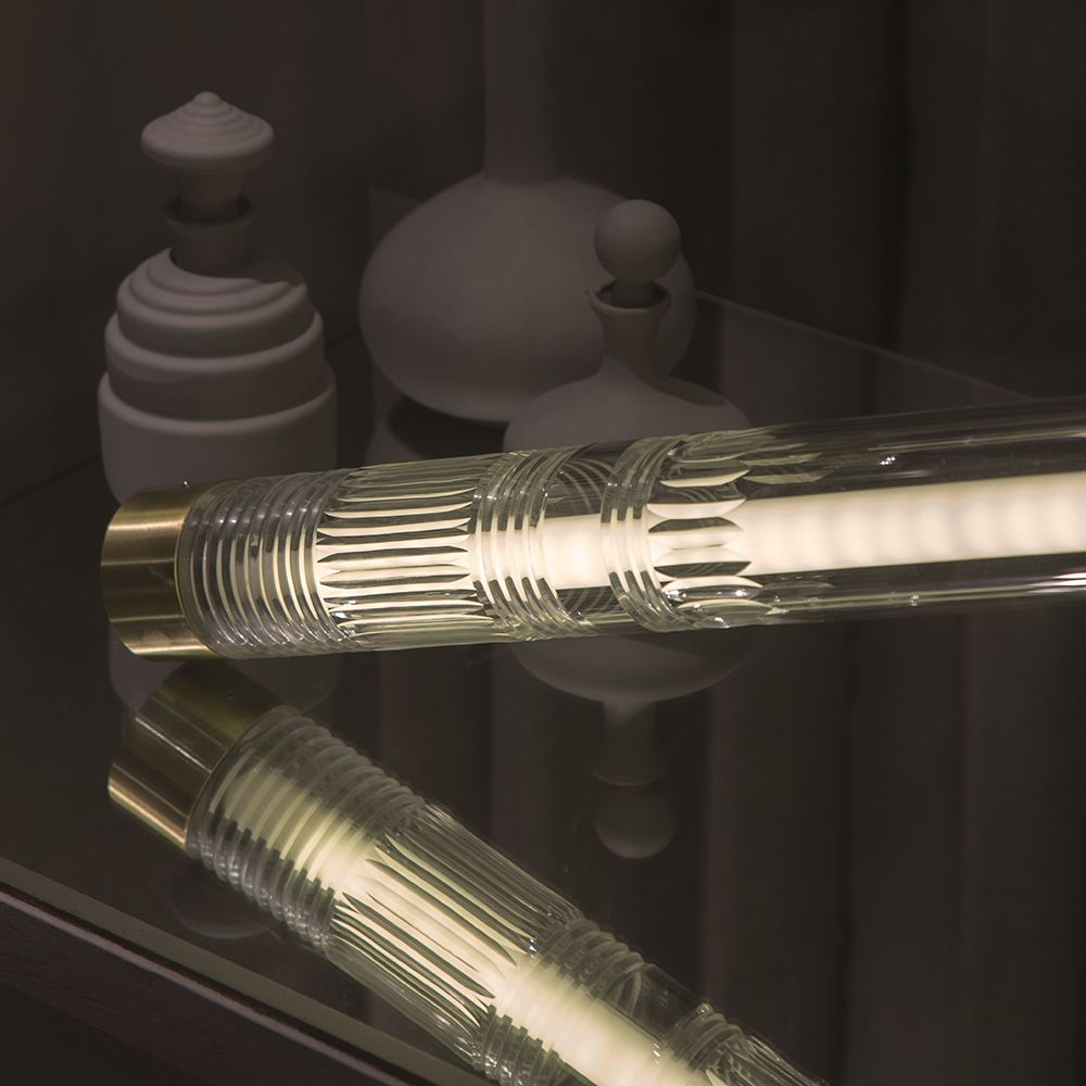 Wandlamp CRYSTAL TUBE van kristalglas met een messing afwerking
