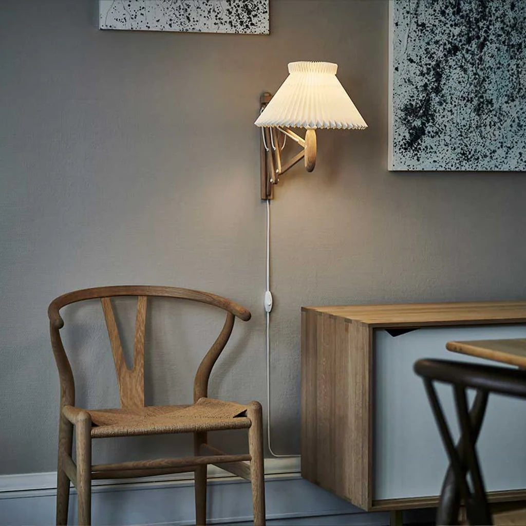 Wandlamp MODEL 224 1/17 SAX wit met een donkere eiken basis