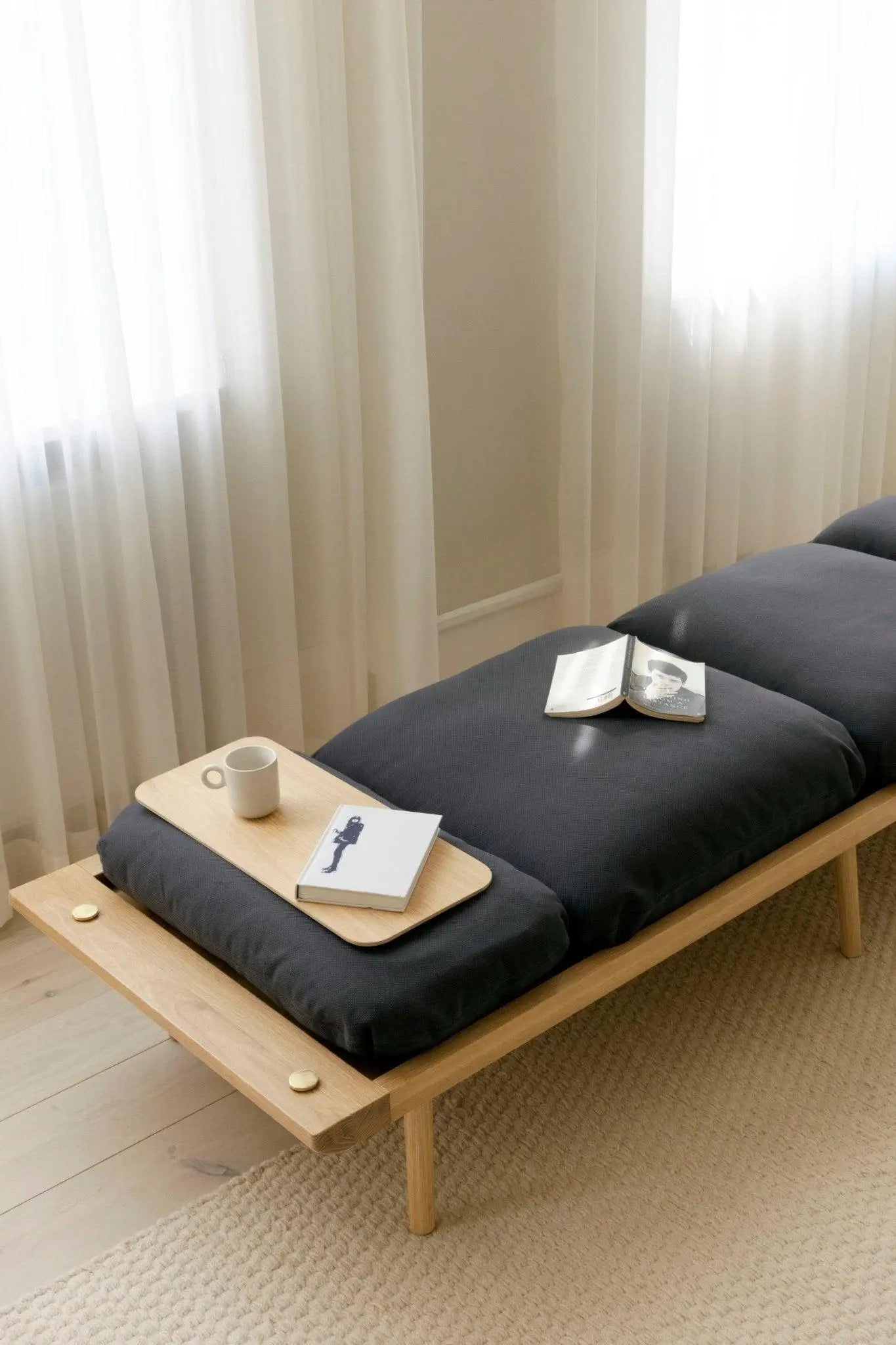 Leżanka LOUNGE AROUND antracytowy z ciemno dębową podstawą – drewno dębowe