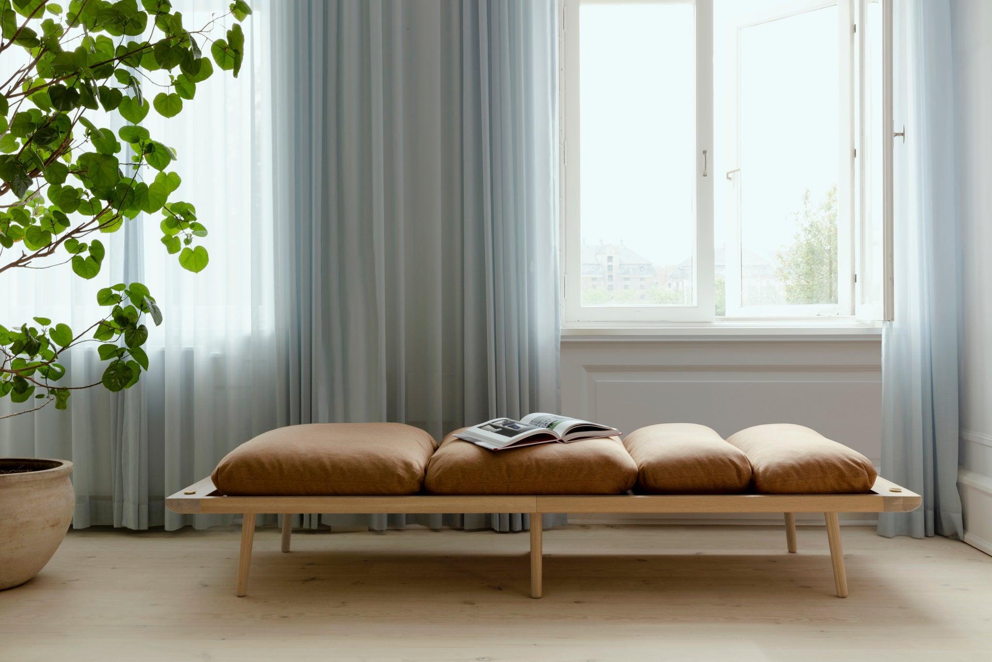 Leżanka LOUNGE AROUND baby blue z ciemno dębową podstawą UMAGE Eye on Design