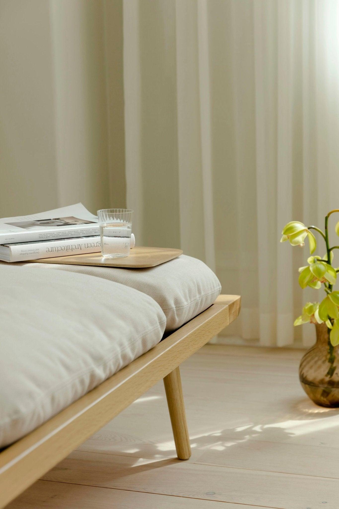 Leżanka LOUNGE AROUND beżowy z dębową podstawą UMAGE Eye on Design