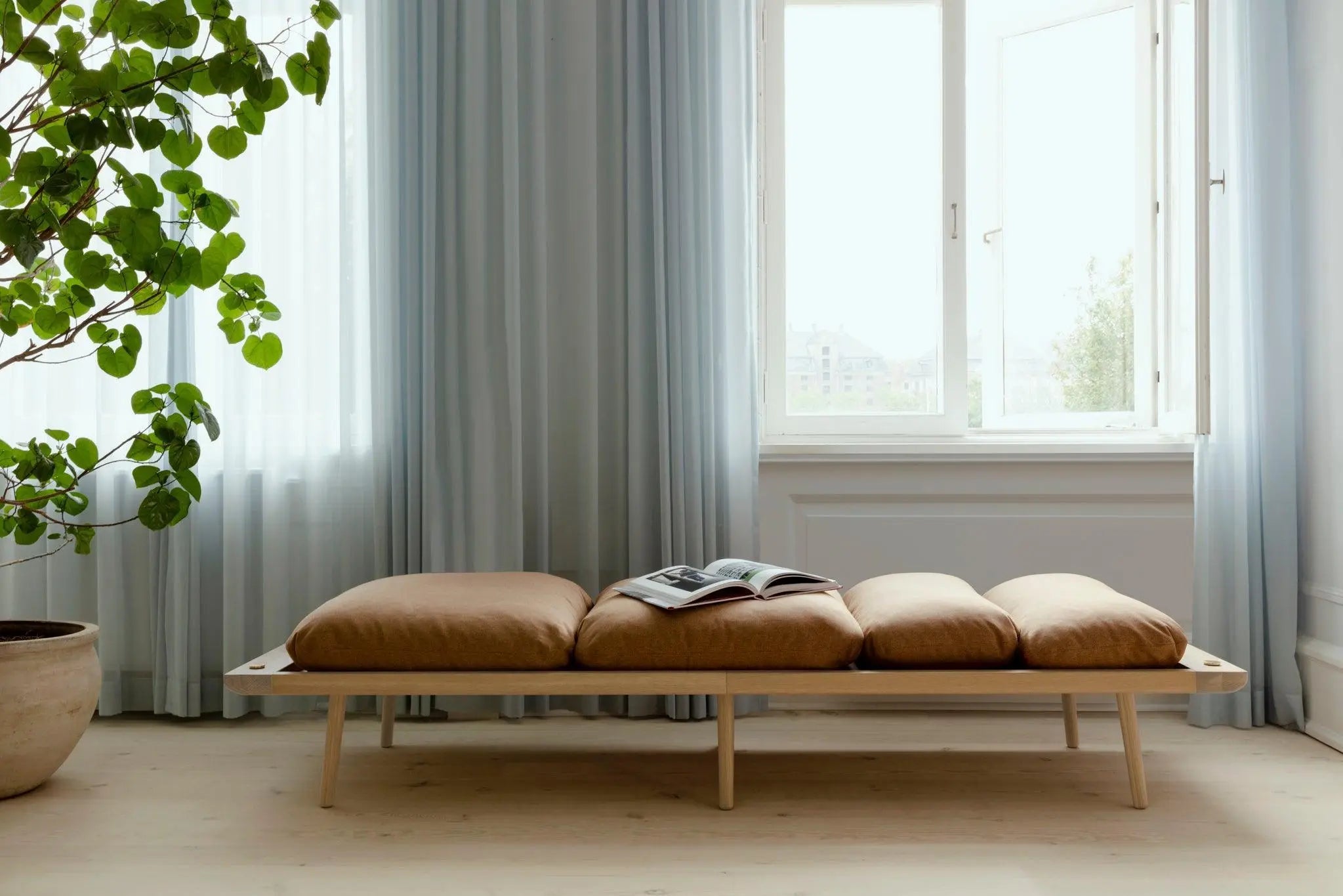 Leżanka LOUNGE AROUND karmelowy z dębową podstawą do salonu