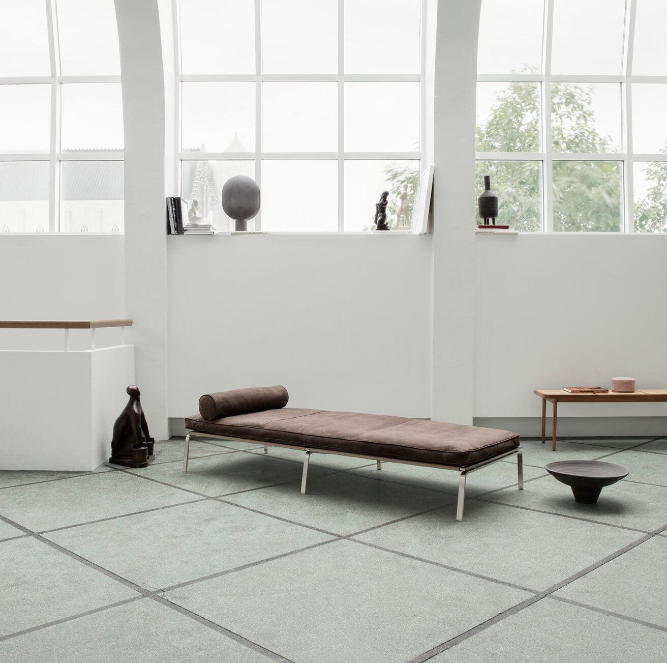 Leżanka MAN ciemnobrązowy NORR11 Eye on Design