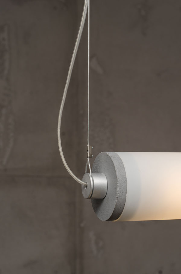 Hanglamp horizontaal LONGA melkachtige kap met betonnen detail