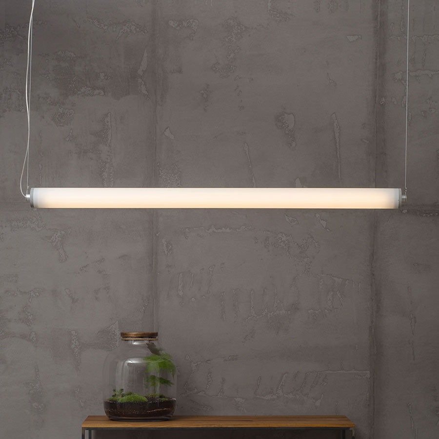Hanglamp horizontaal LONGA melkachtige kap met betonnen detail