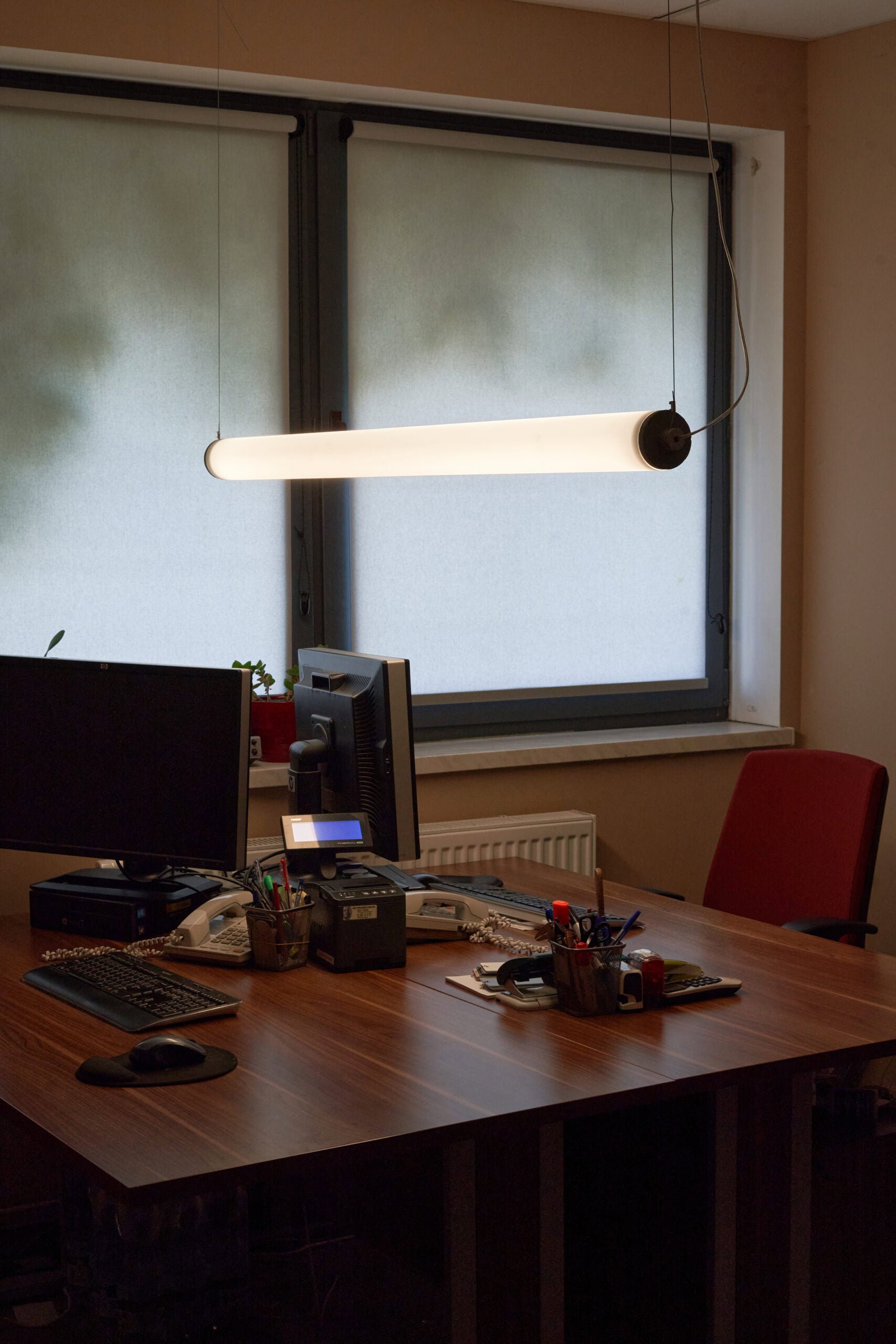 Hanglamp horizontaal LONGA melkachtige kap met betonnen detail