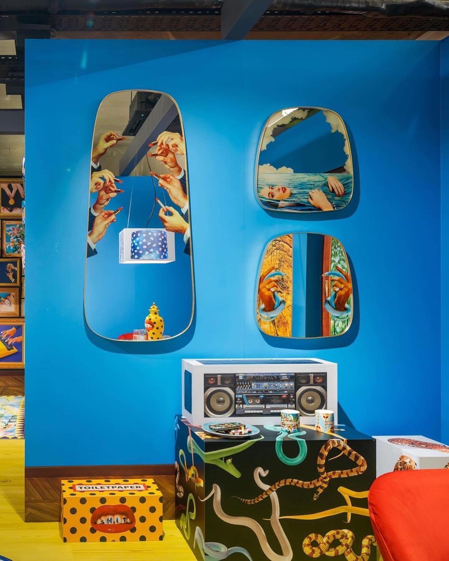 Lustro dekoracyjne HANDS WITH SNAKES w złotej ramie Seletti Eye on Design