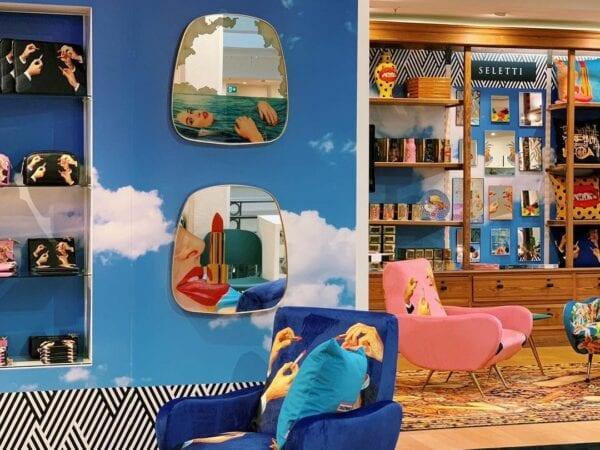 Lustro dekoracyjne LIPSTICKS w złotej ramie Seletti Eye on Design