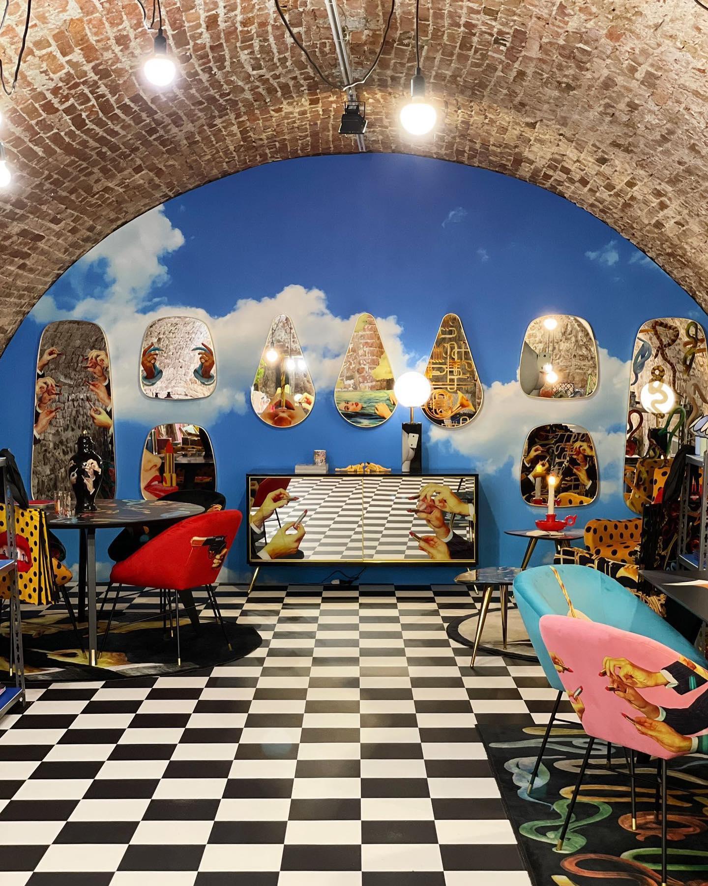 Lustro dekoracyjne LIPSTICKS w złotej ramie Seletti Eye on Design