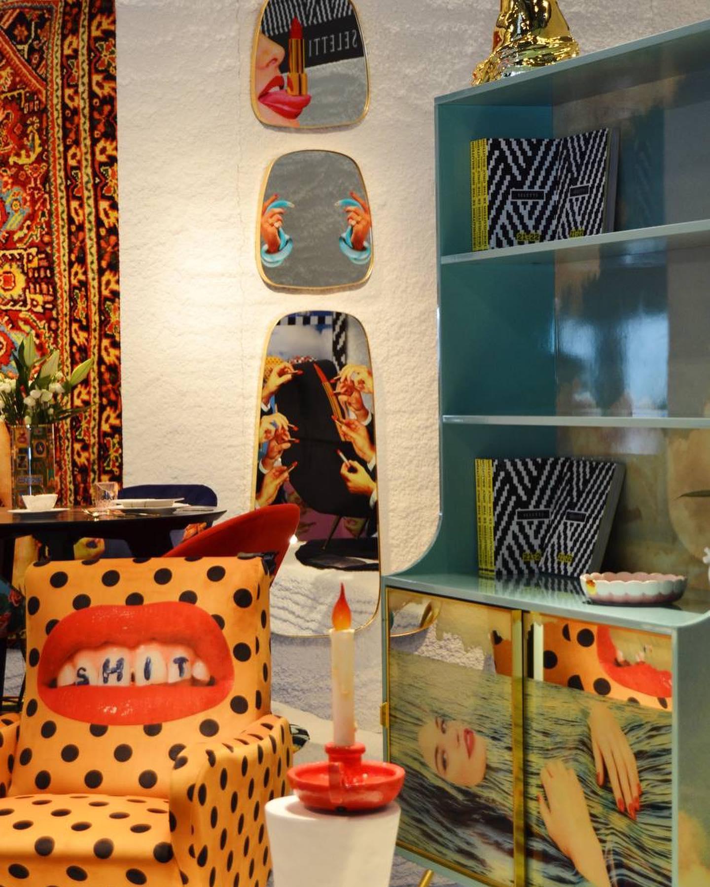 Lustro LIPSTICKS w złotej ramie Seletti Eye on Design