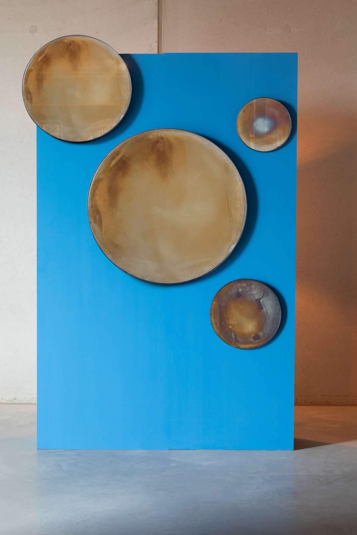 Lustro PEEK INTO COSMOS Bold Monkey Eye on Design