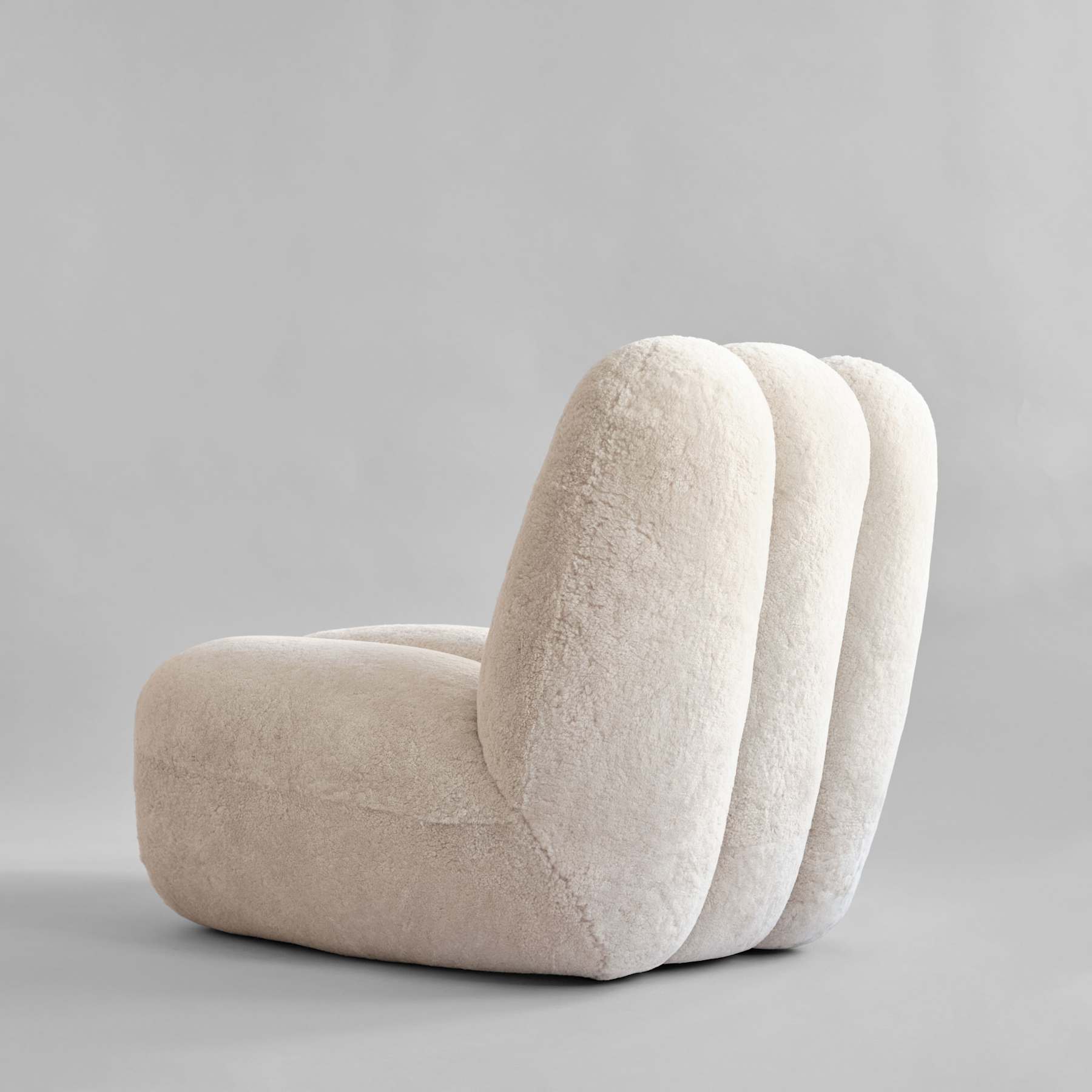 Fotel w tkaninie Sheepskin TOE kremowy do salonu – 101 Copenhagen