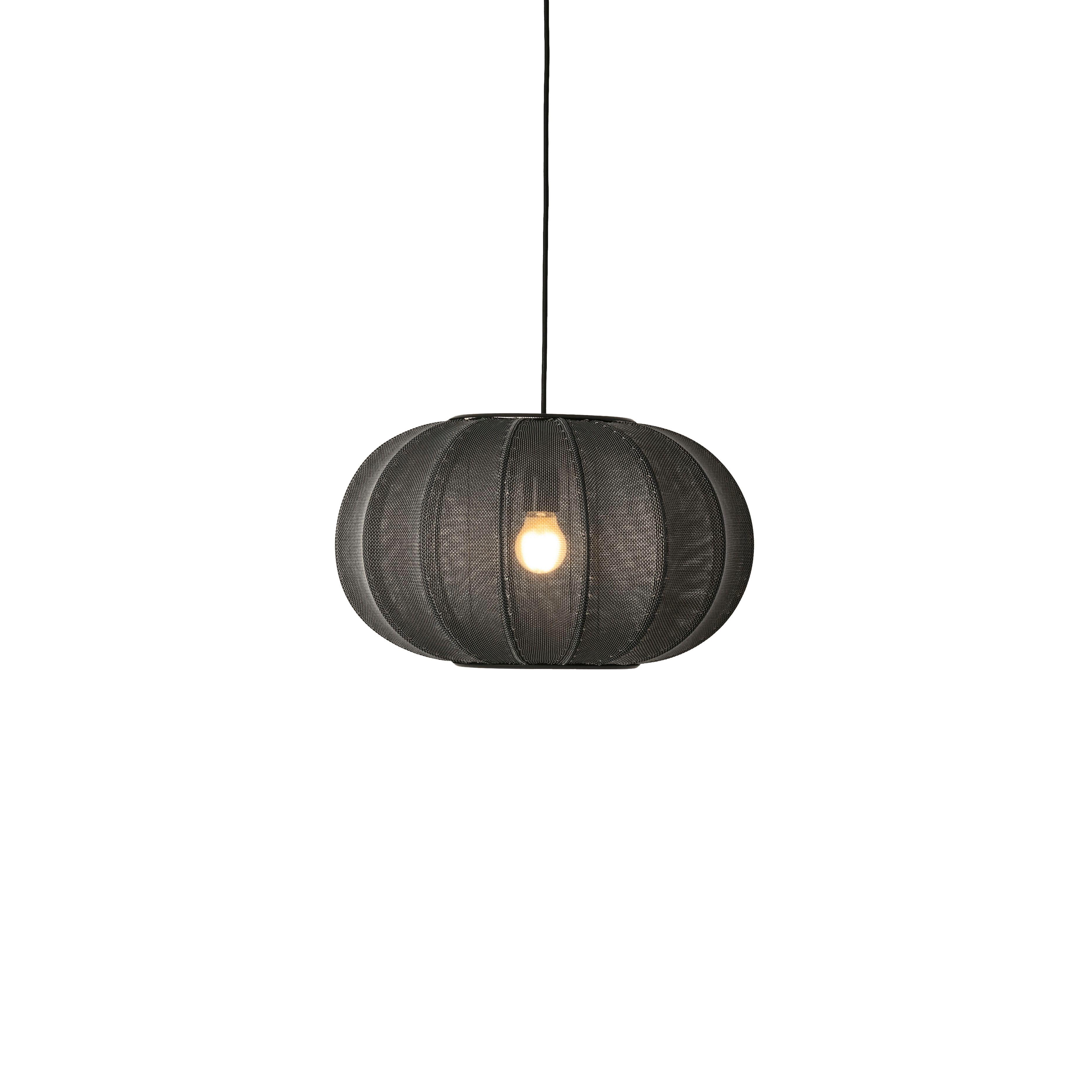 Ovale schwarze Hanglampe mit Strickwit.