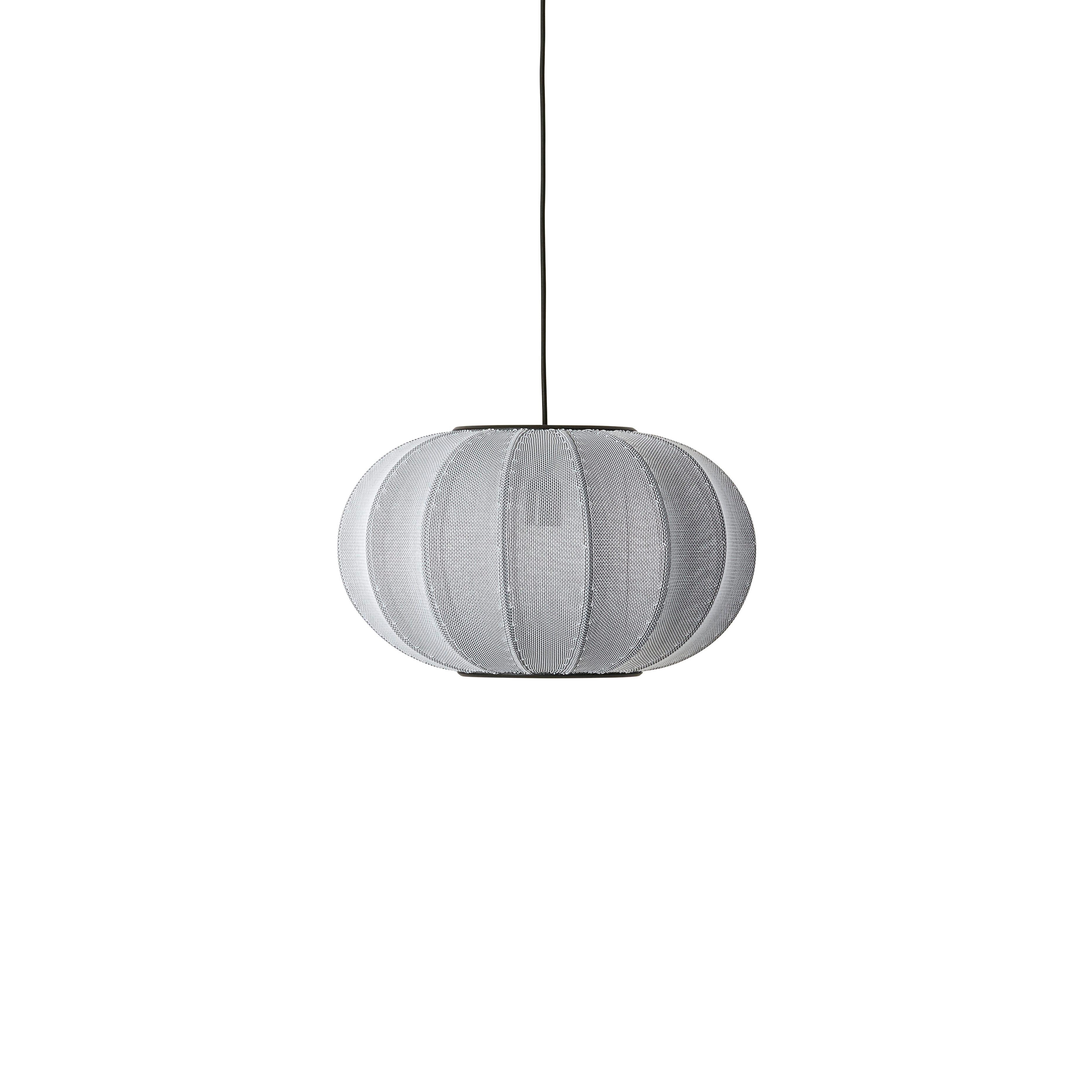 Ovale graue Hanglampe mit Strickwit.