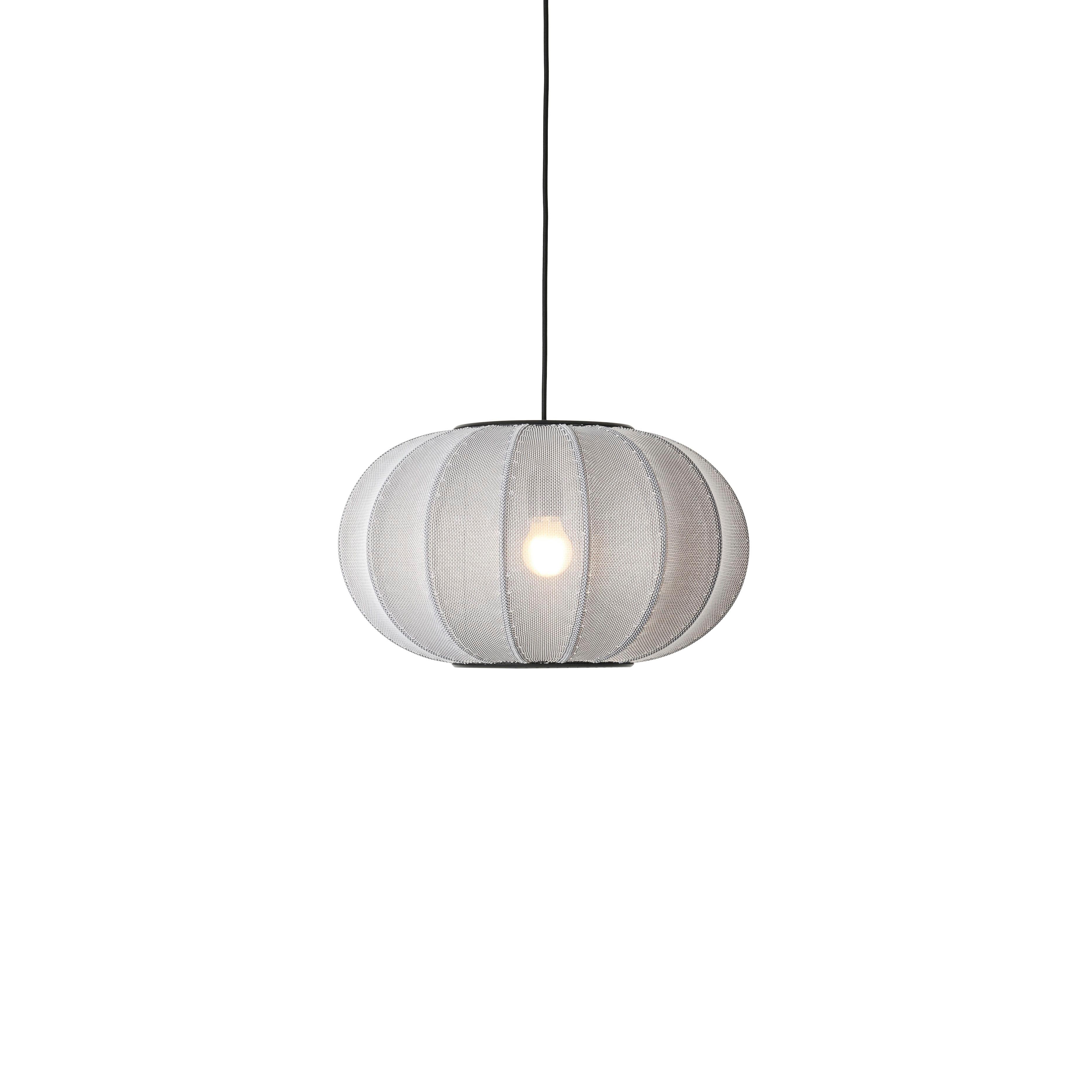 Ovale graue Hanglampe mit Strickwit.
