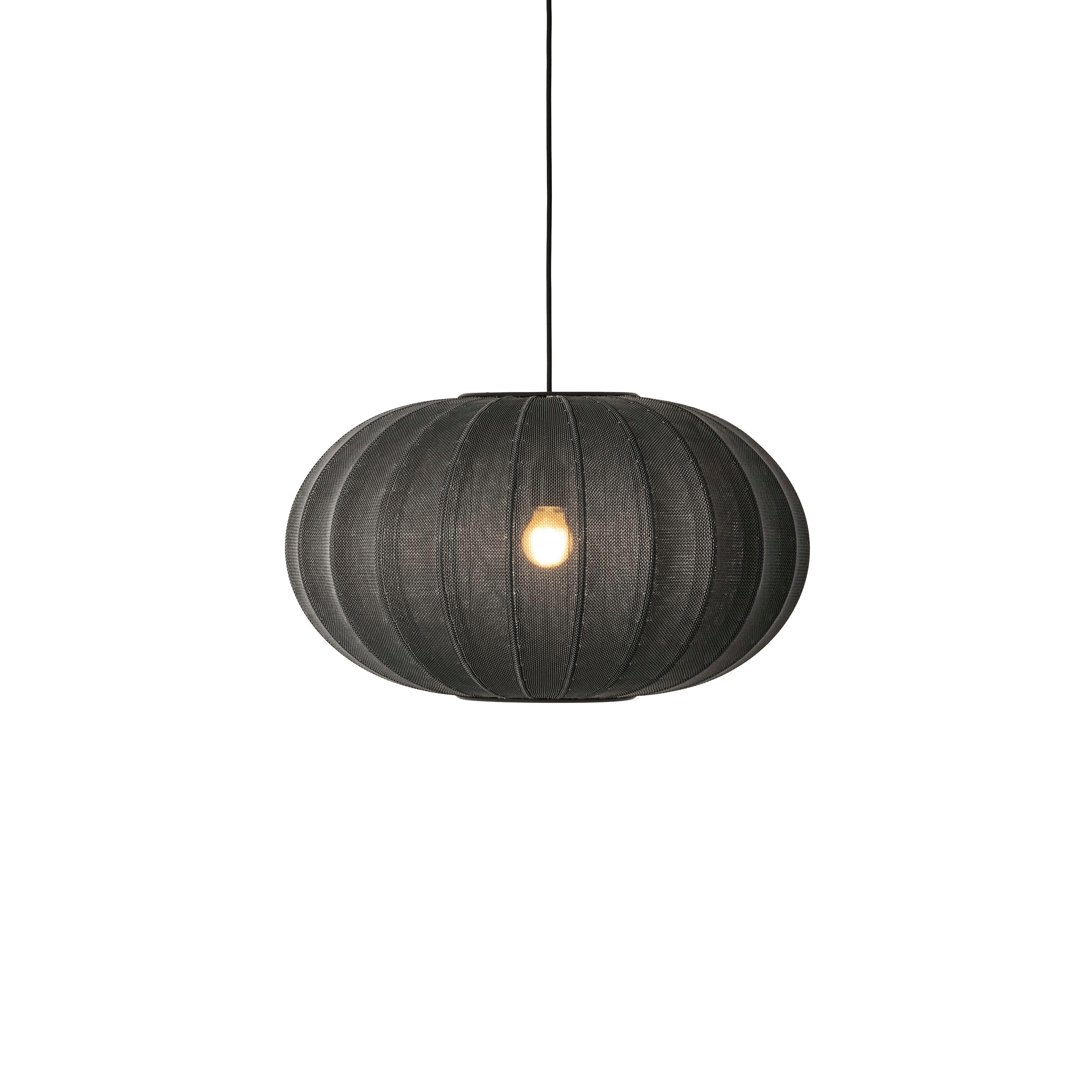 Ovale schwarze Hanglampe mit Strickwit.