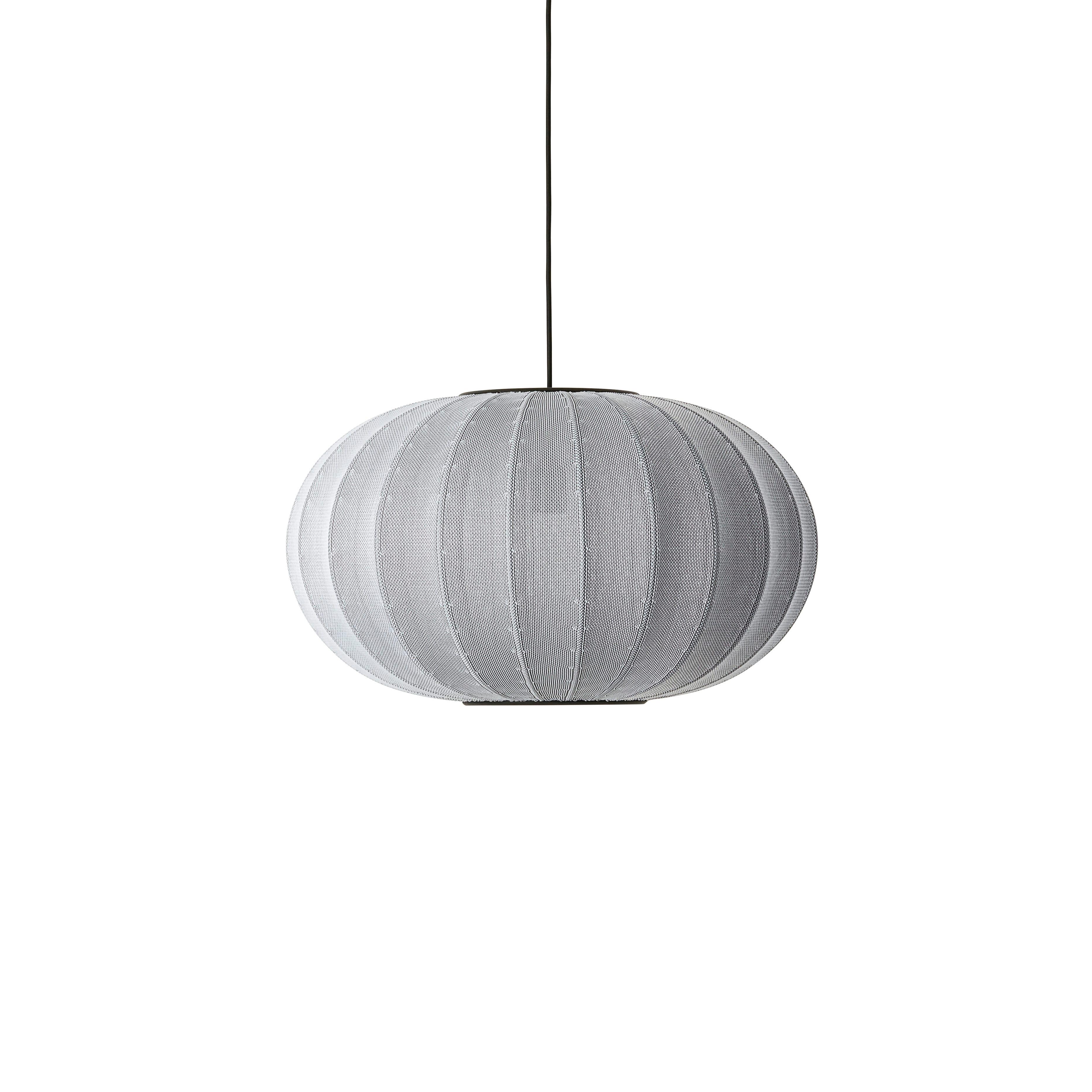 Ovale graue Hanglampe mit Strickwit.