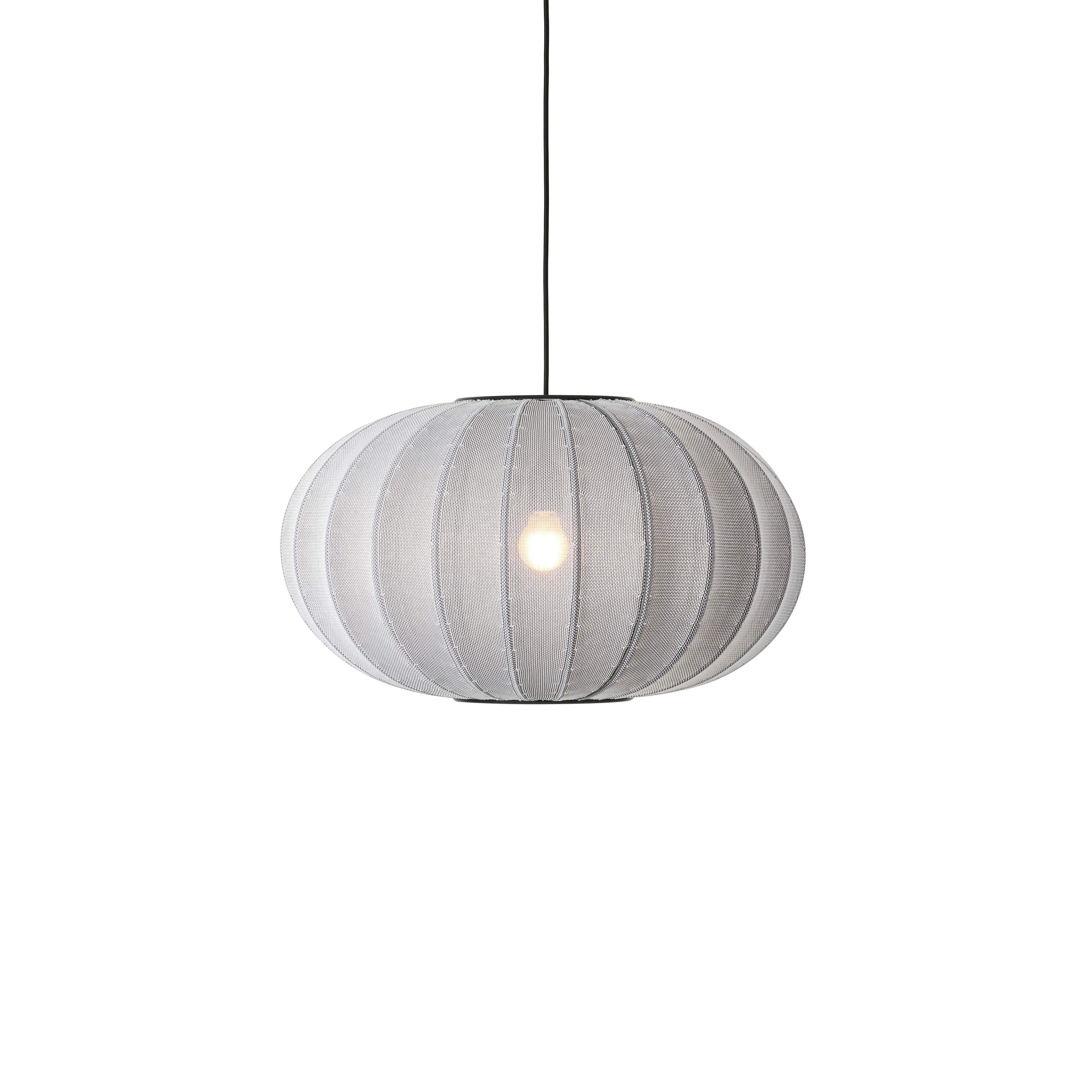 Ovale graue Hanglampe mit Strickwit.