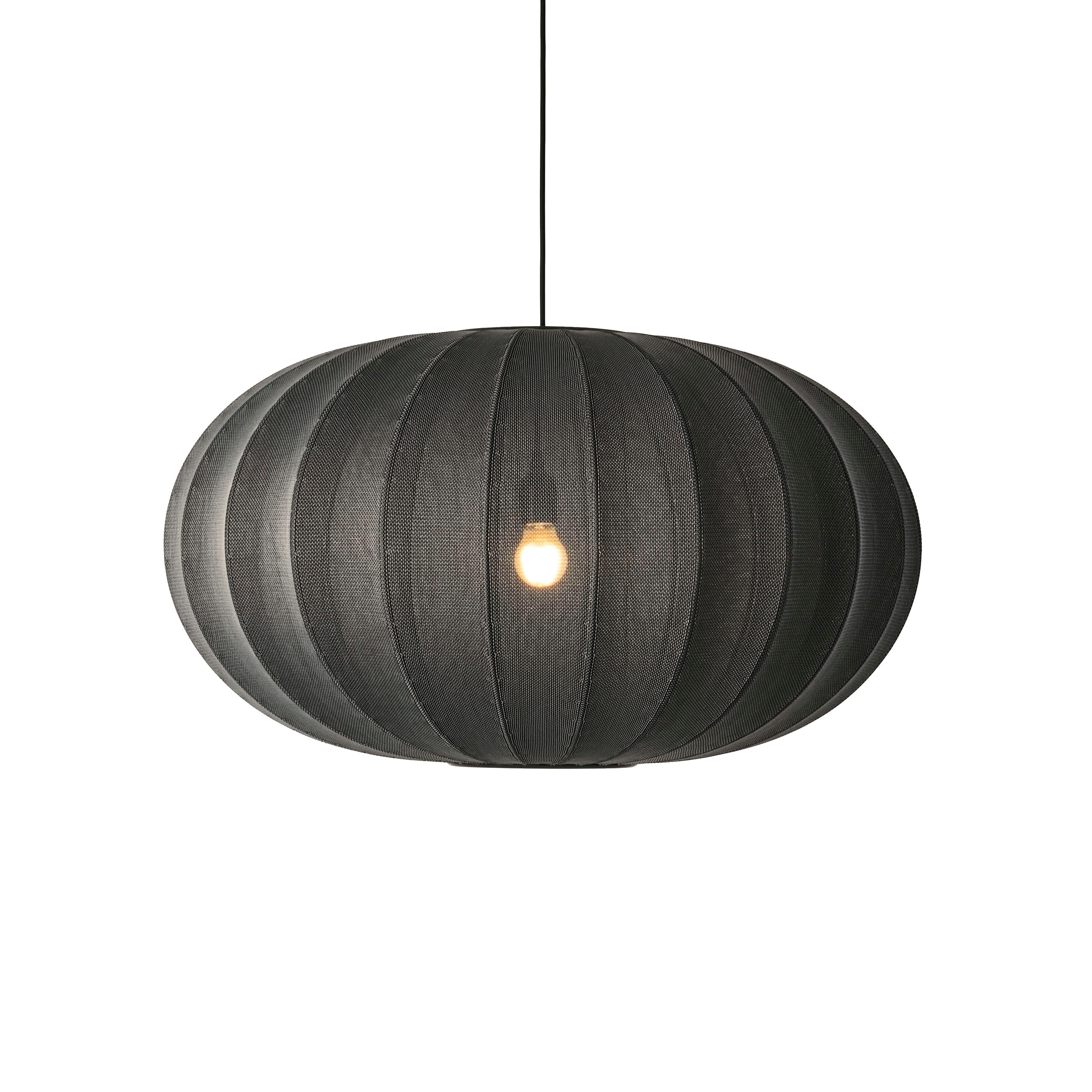 Ovale schwarze Hanglampe mit Strickwit.
