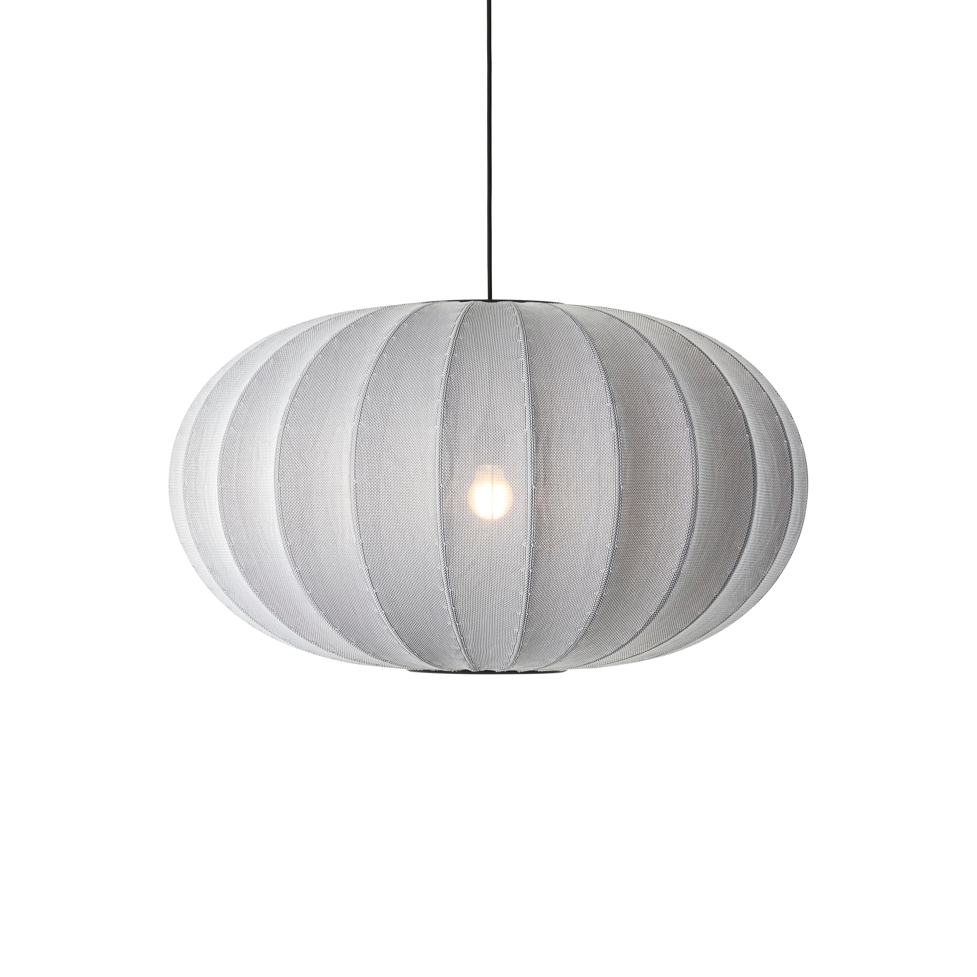Ovale graue Hanglampe mit Strickwit.