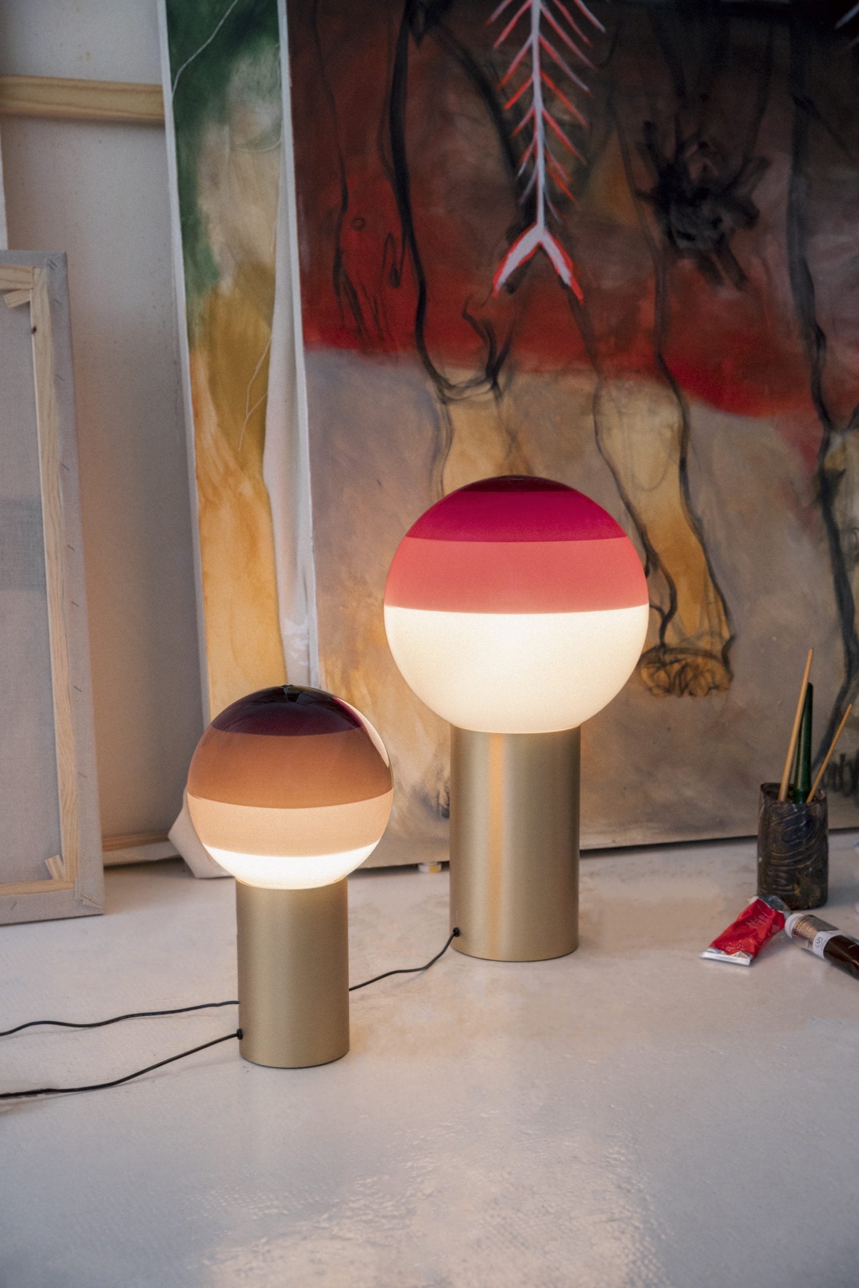 Tischlampe DIPPING burgunderrot mit goldenem Fuß