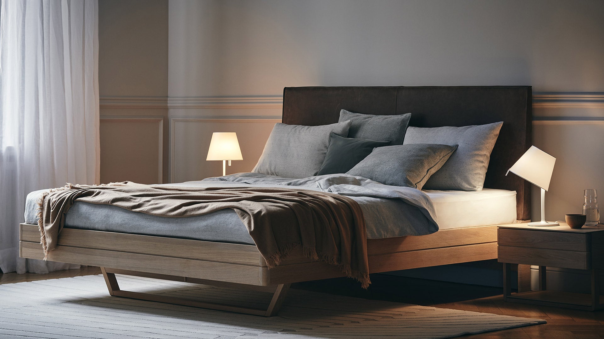 MELAMPO Table Lamp with Gray Base