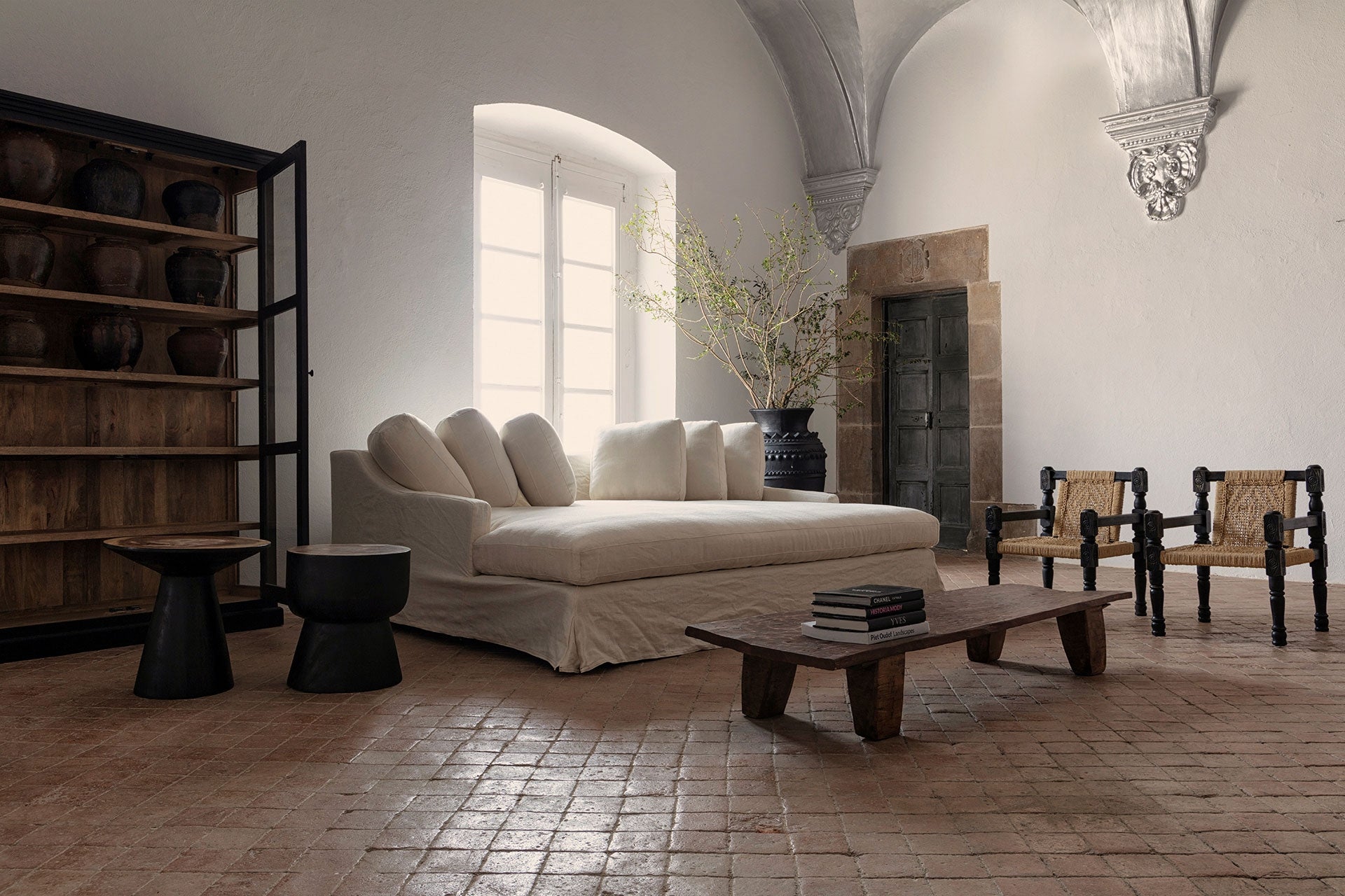 Stolik kawowy ARUSA czarne drewno tropikalne