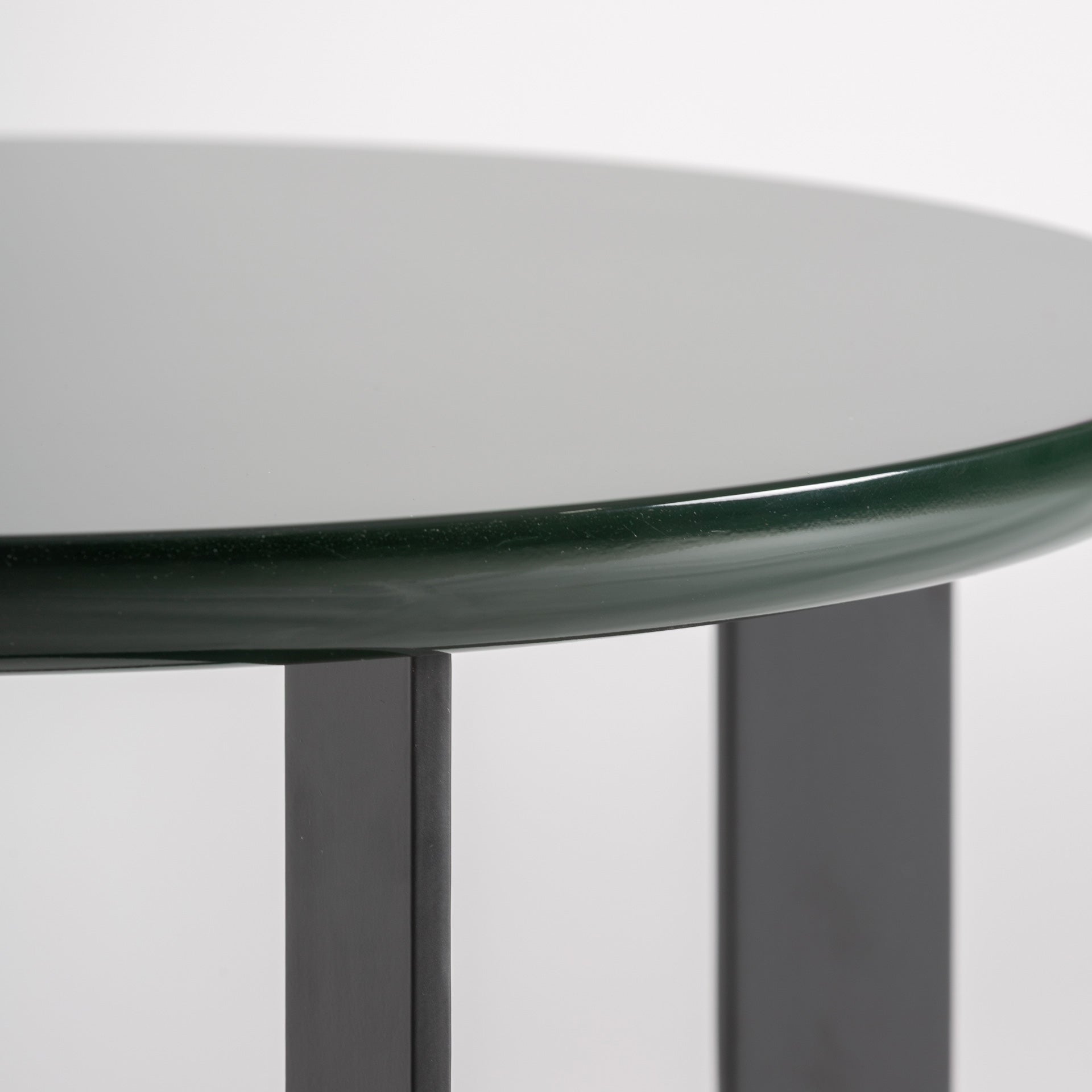 Bijzettafel HERISAU groene blad met zwarte basis