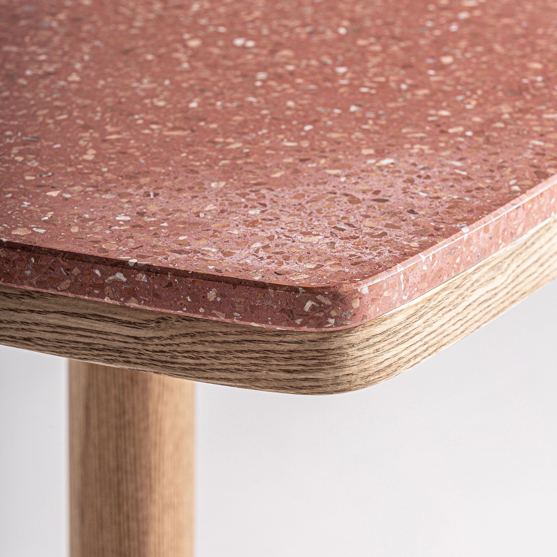 Barkast ALFERCE bordeaux terrazzo met houten basis