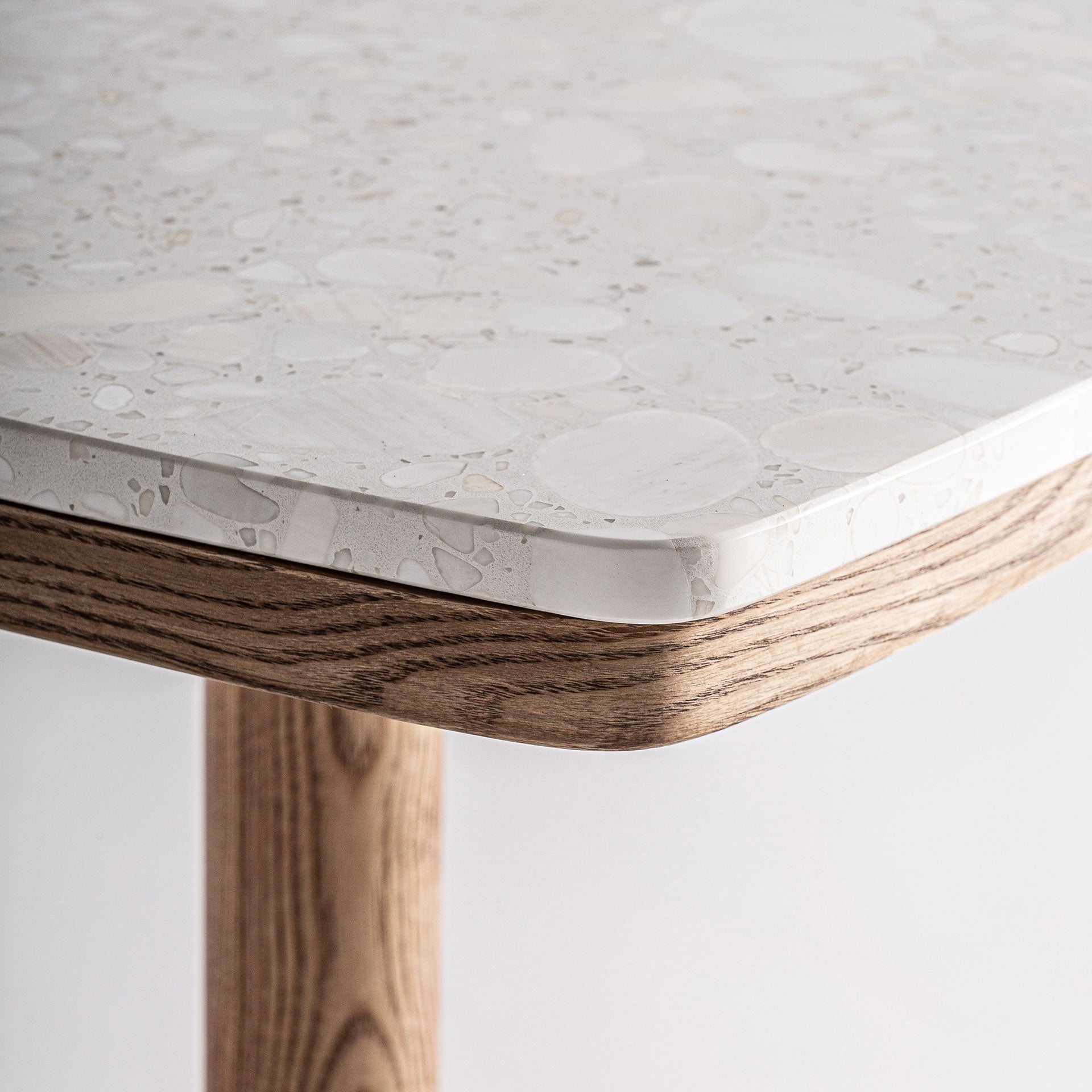 Barkast ALFERCE crème terrazzo met houten basis