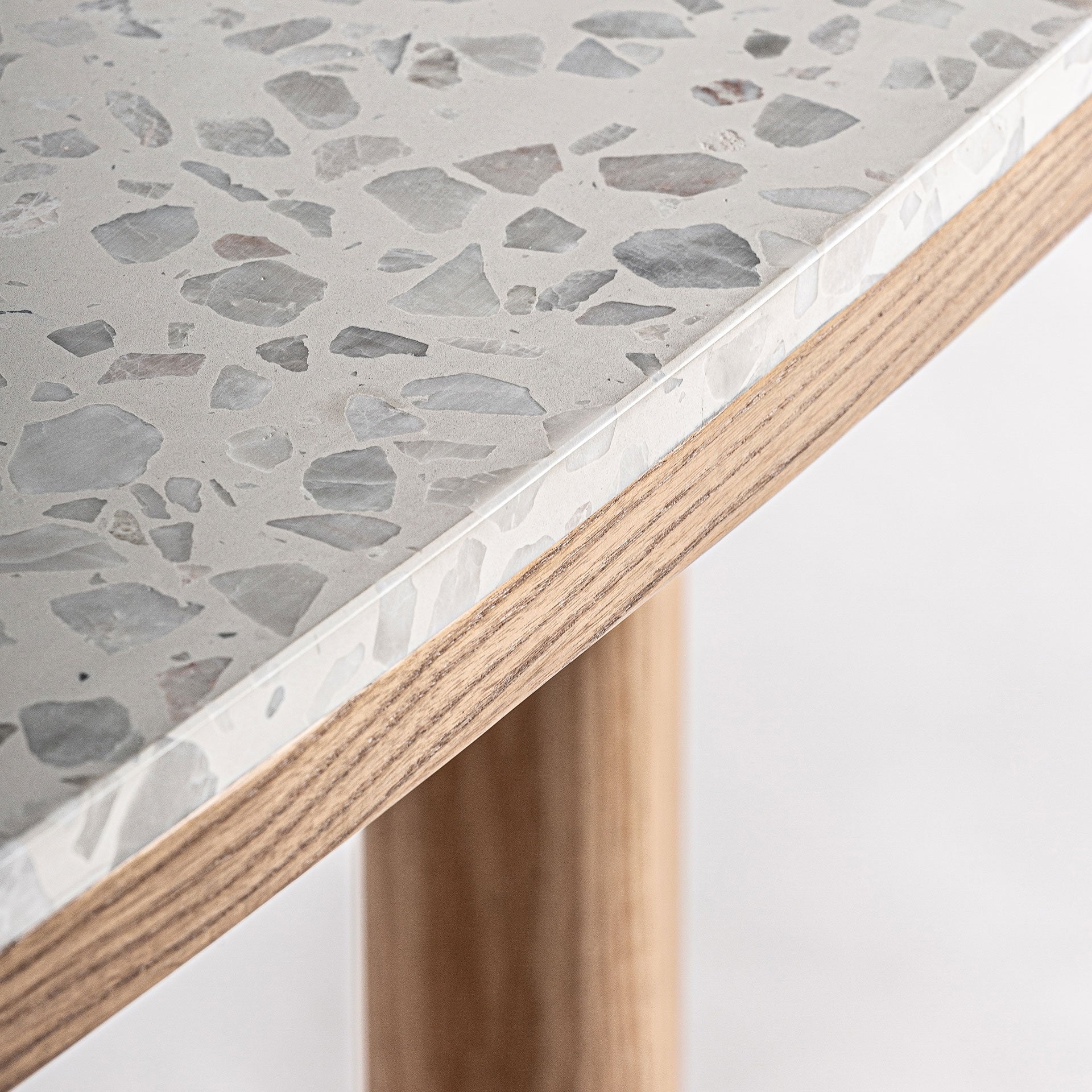 Barhocker BIRIEUX aus Eichenholz mit Terrazzo