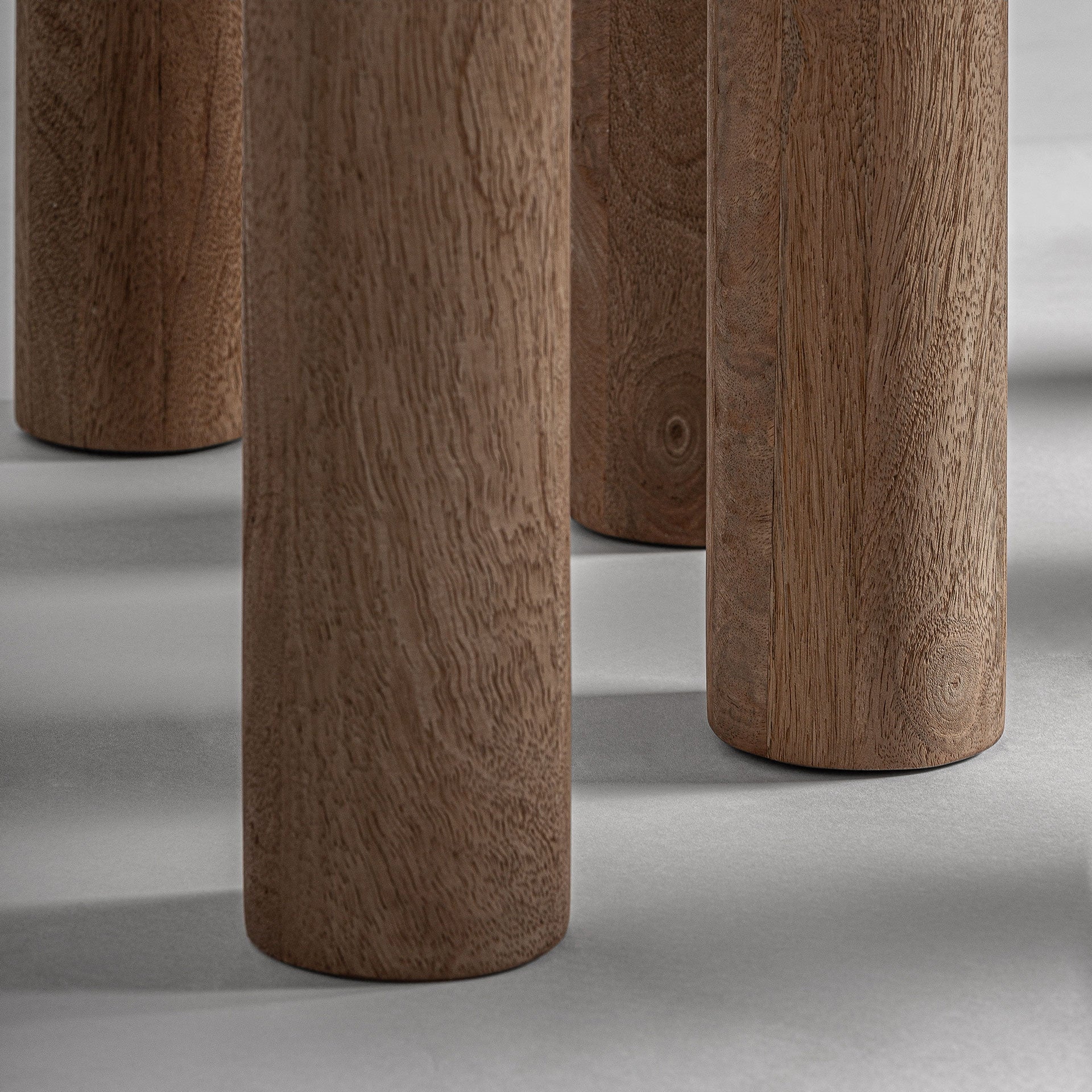 Vierkante tafel JACQUARD van mango-hout met travertijnafwerking