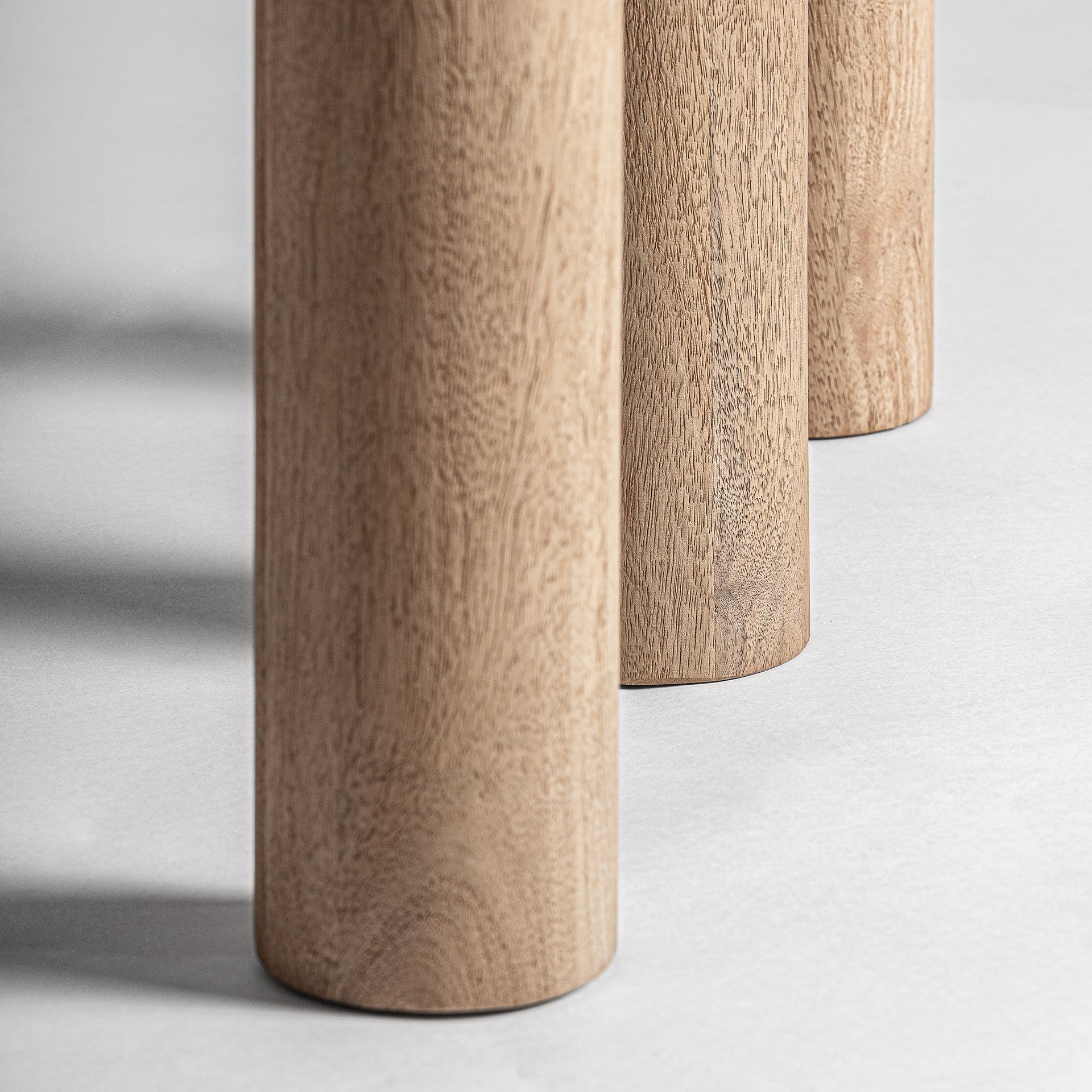 Vierkante tafel JACQUARD van mango-hout met travertijnafwerking