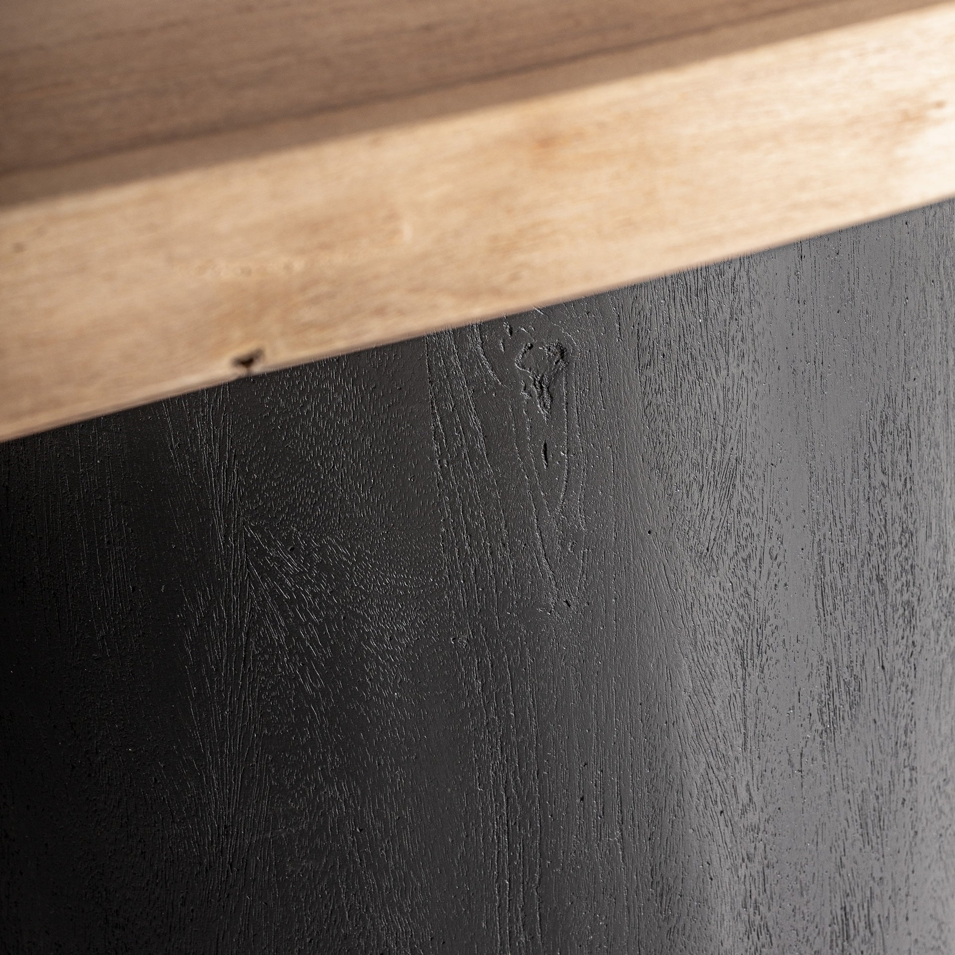 Tisch KNAITH aus Akazienholz mit schwarzem Gestell