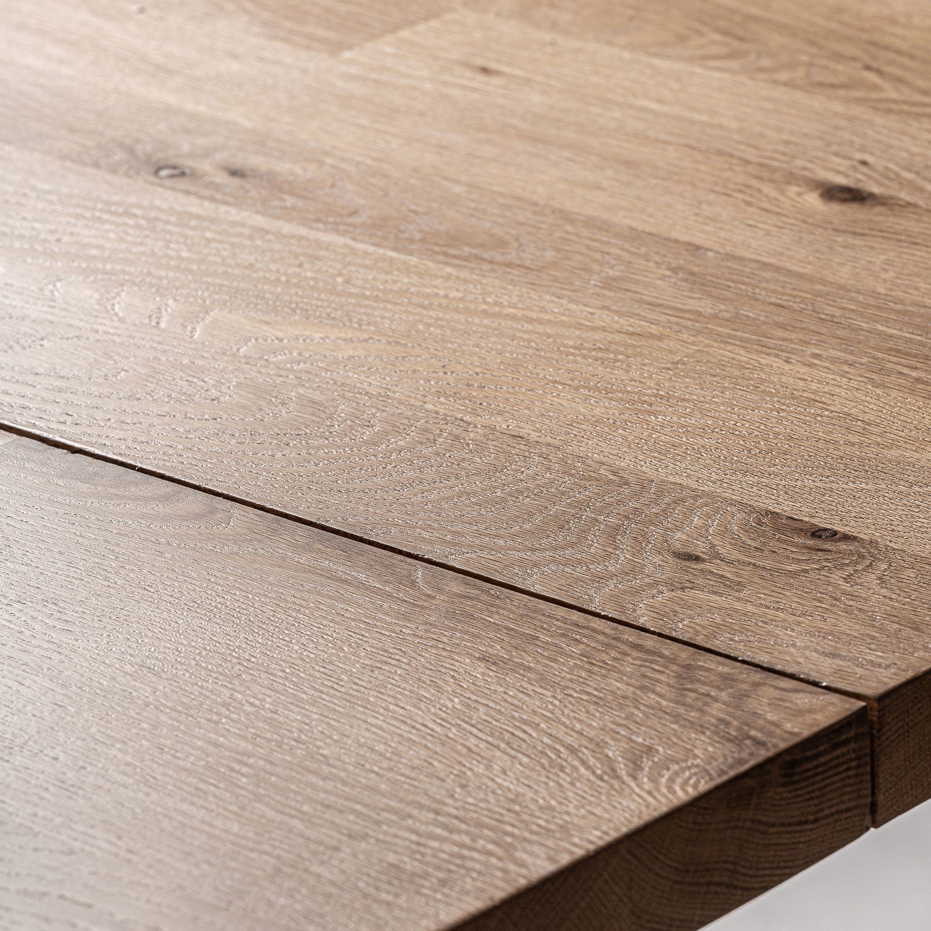 Esstisch NARA aus Eichenholz mit schwarzem Gestell