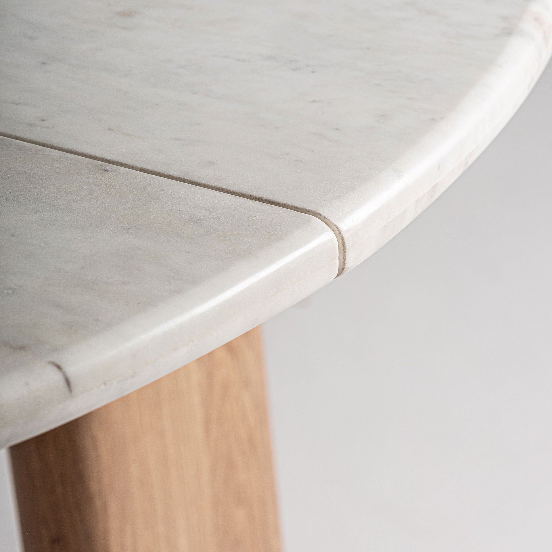 Ronde tafel NARA van eikenhout met een marmeren blad